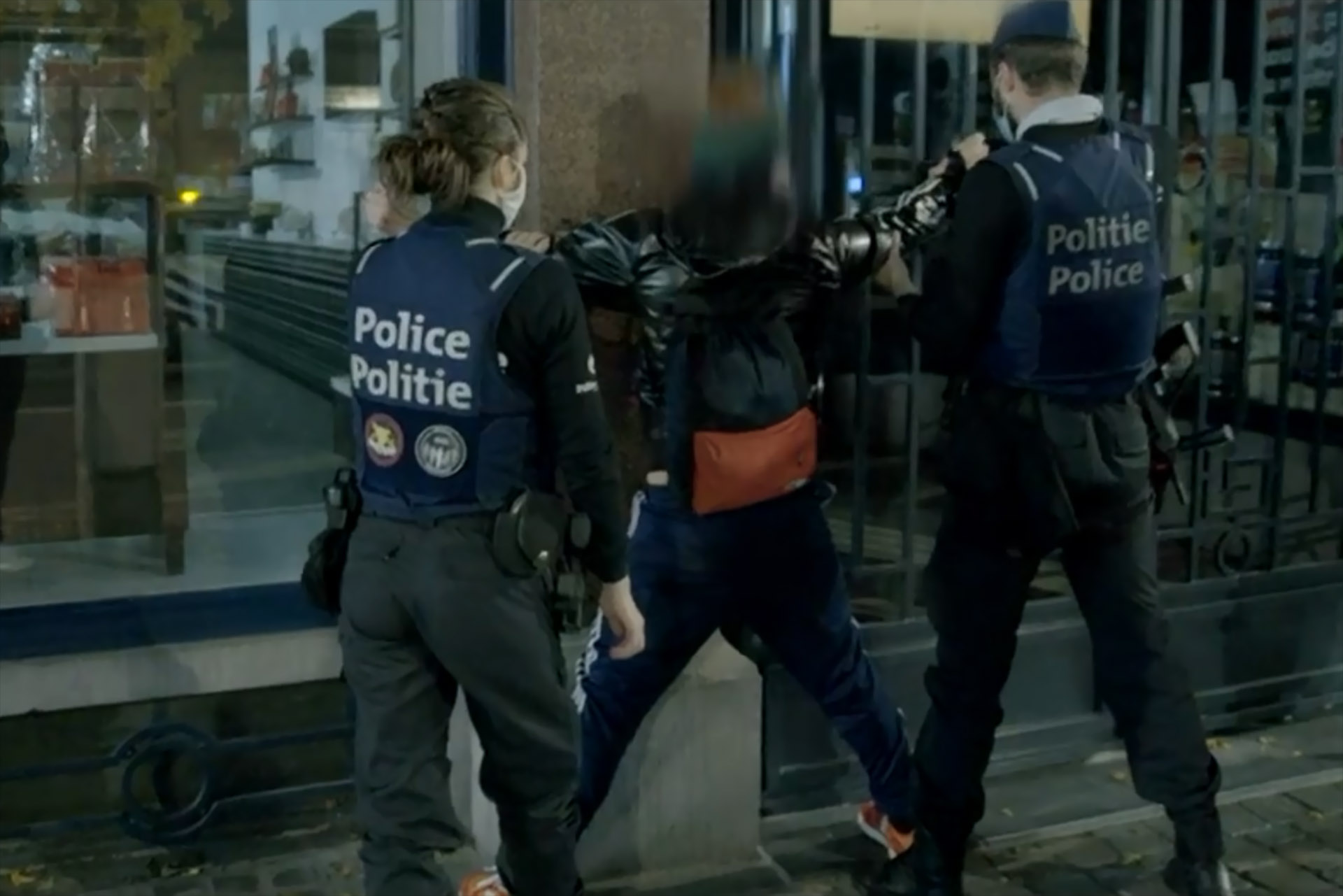 Egy belga tévéstáb felvette, amikor Szájert elkapták a rendőrök az ereszcsatornánál