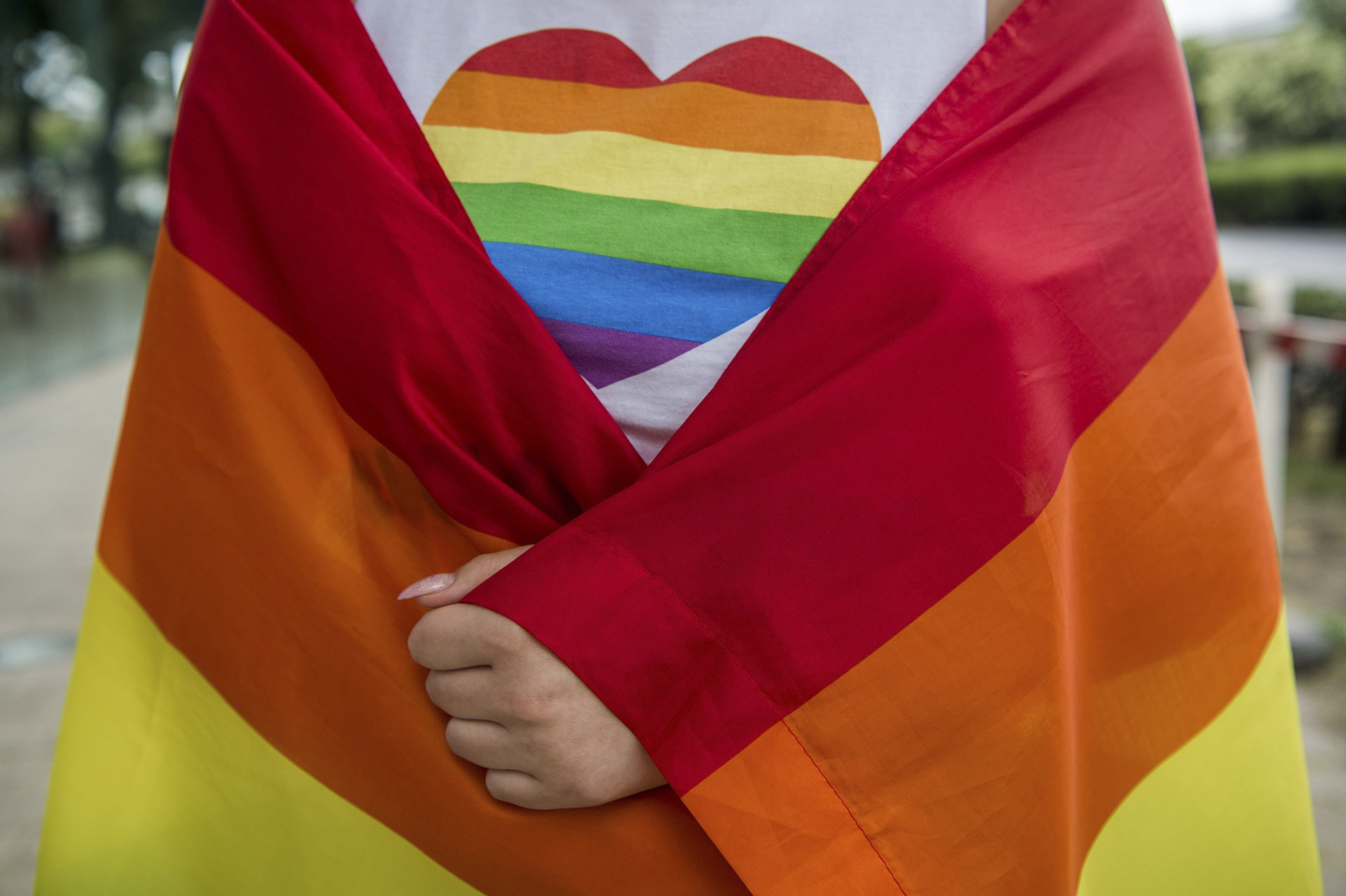 Egy német LMBT-könyvesbolt kirakatban tiltakozik a magyar pedofiltörvénnyel szemben