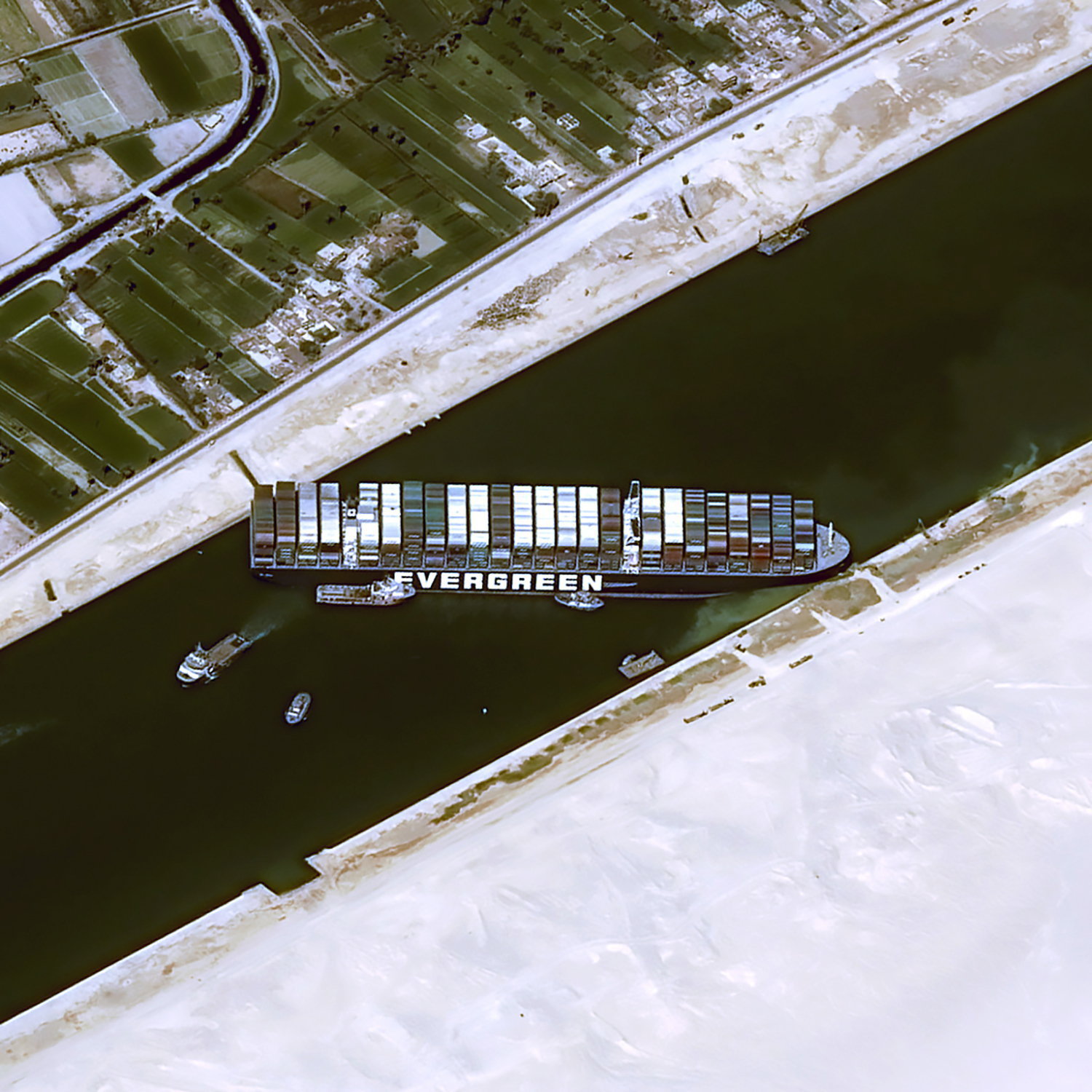 Több hétre is szükség lehet ahhoz, hogy elmozdítsák a Szuezi-csatornában ragadt hajót