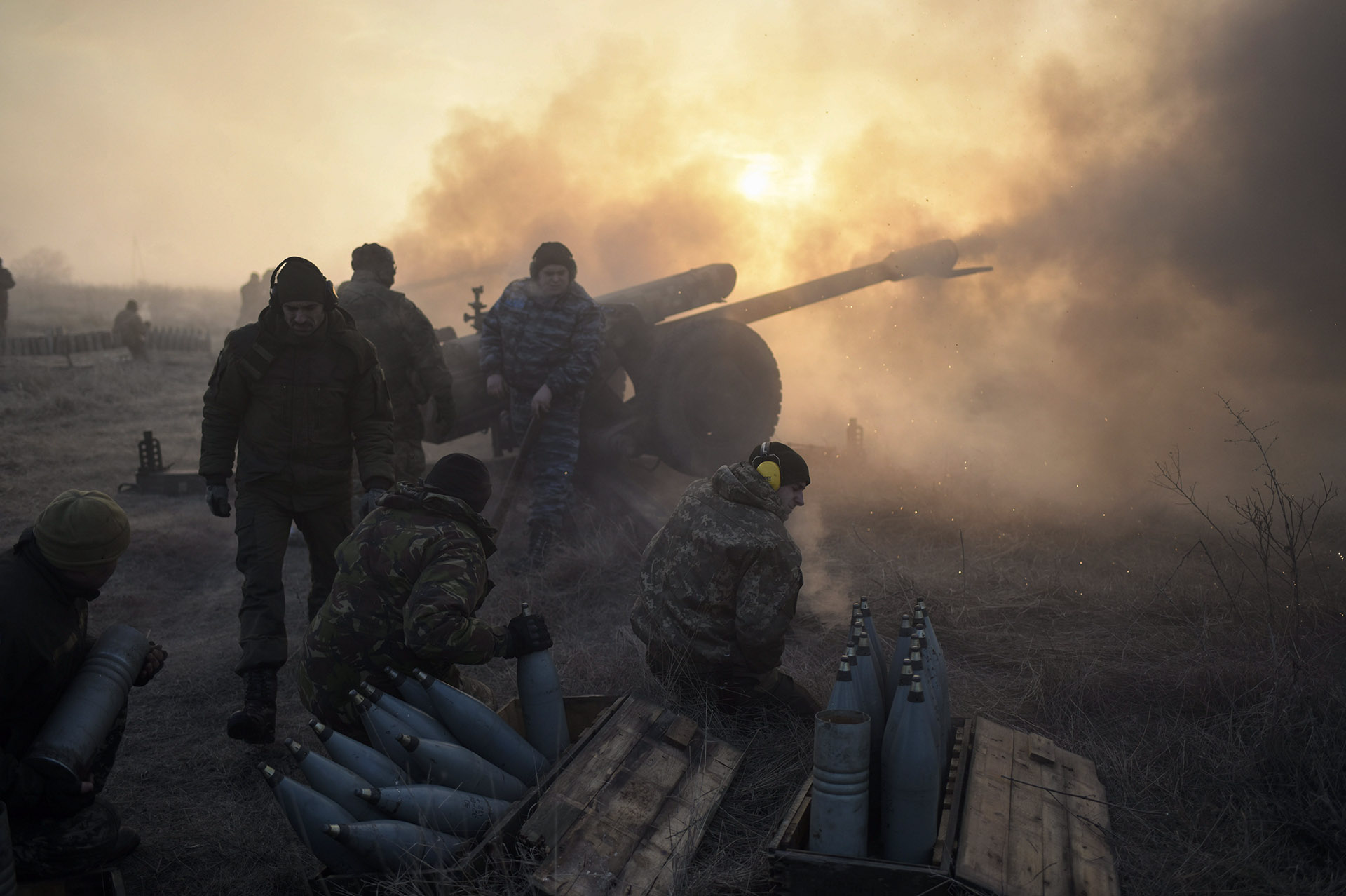 Ágyúztak a szakadárok Ukrajnában, négy katona meghalt