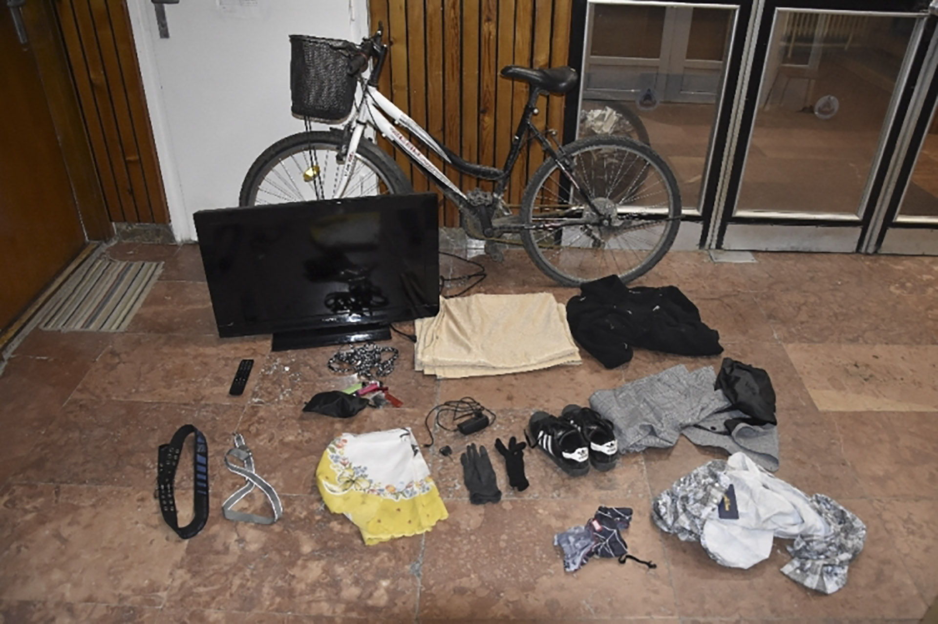 Lopott biciklin lopott tévével tekert hazafelé, amikor lekapcsolták a rendőrök