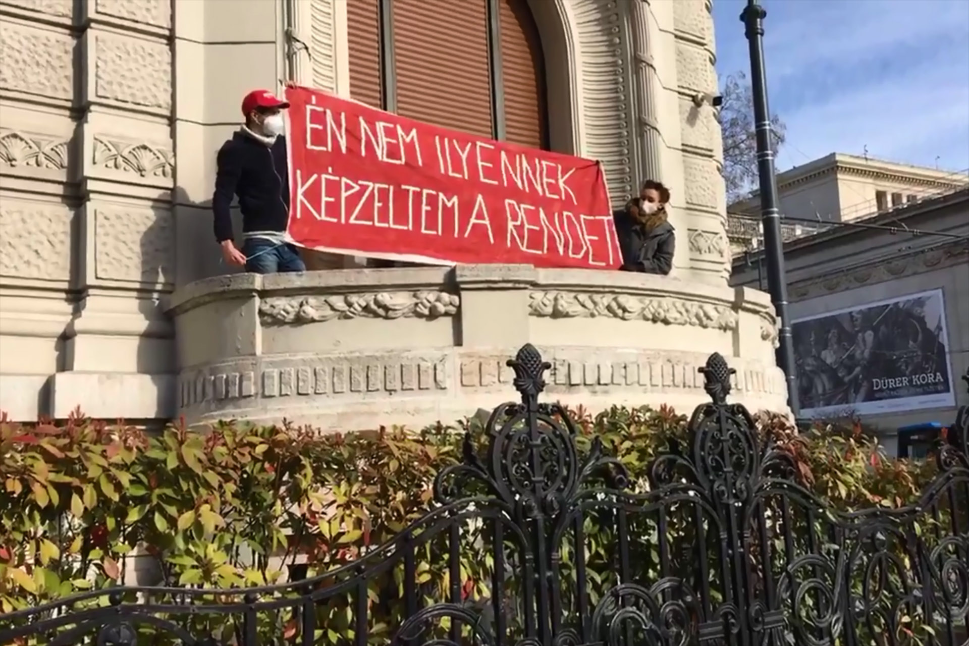 Bemásztak a Fidesz-székházba a tiltakozó aktivisták
