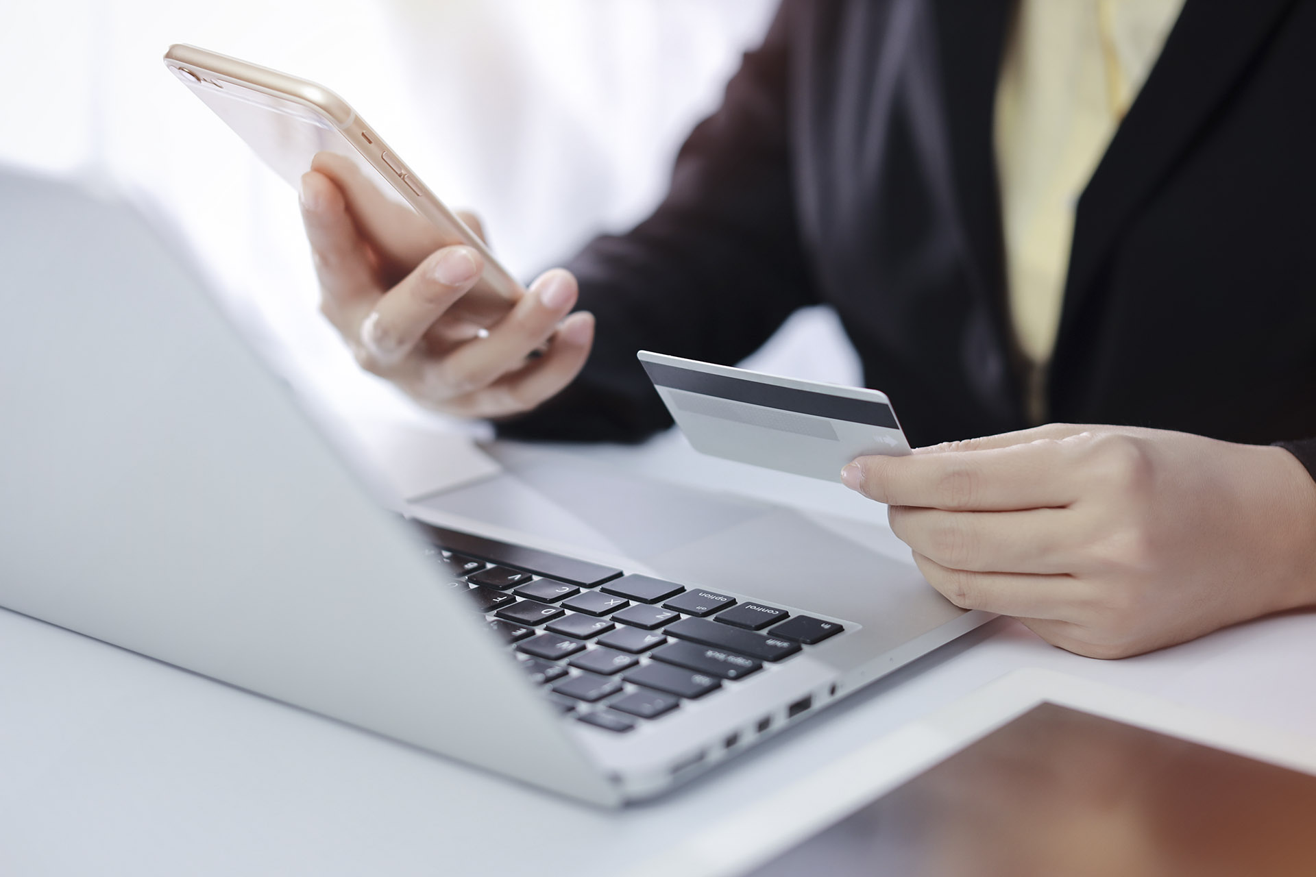 Csökkent a készpénzfelvétel, nőtt az online fizetés aránya a harmadik hullám alatt