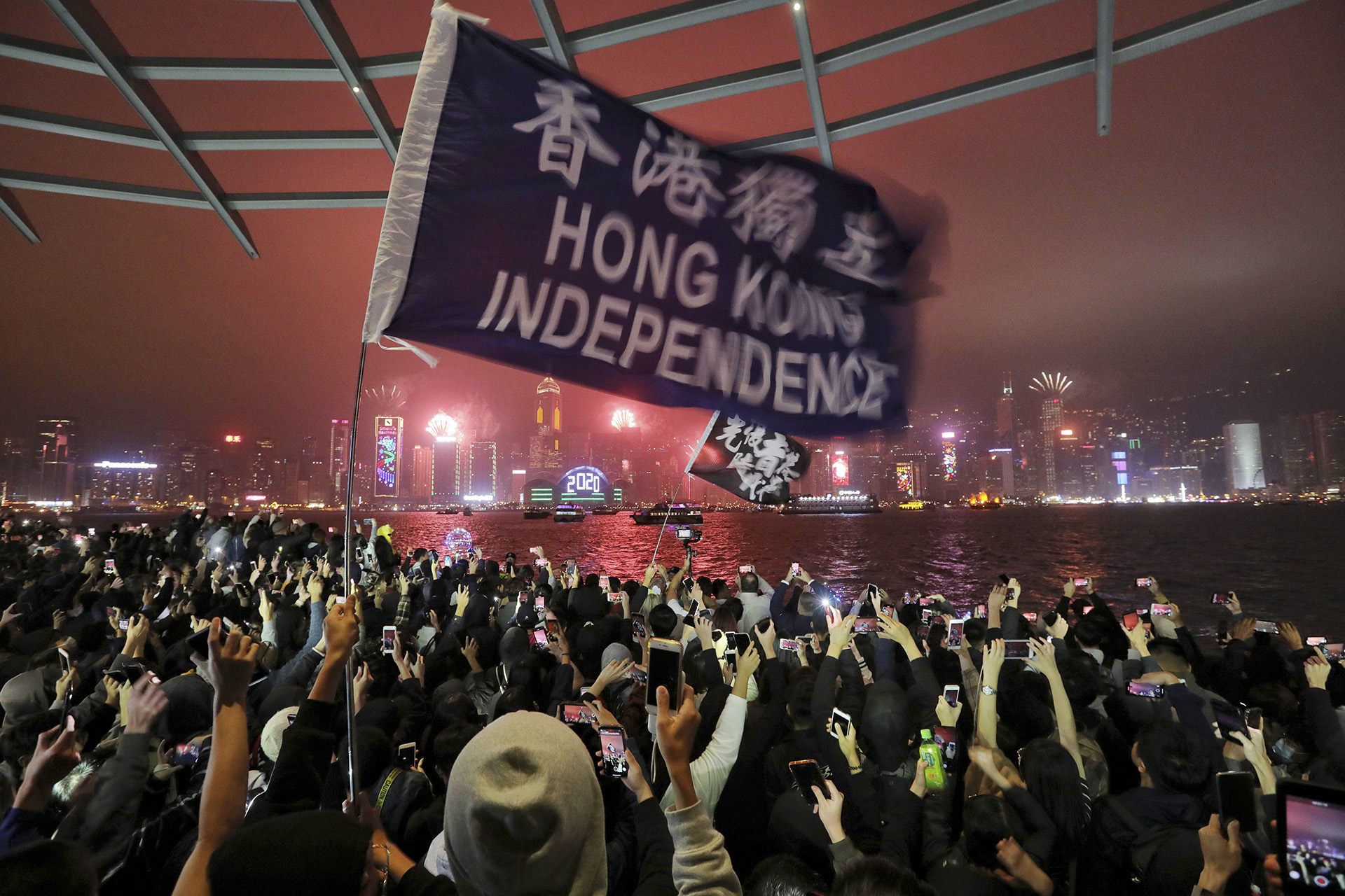 Kína 500 pontos politikai feladatlistát adott át Hongkong vezetésének