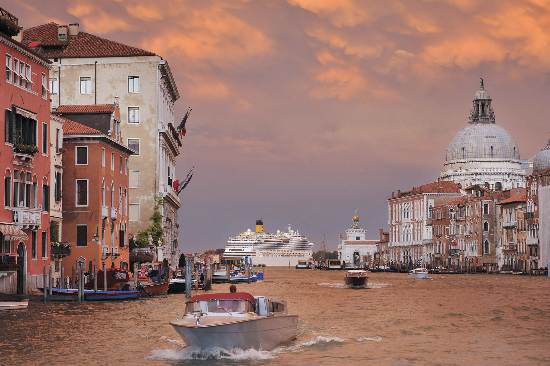 Az olaszok kitiltják Velence központjából az óriás tengerjárókat