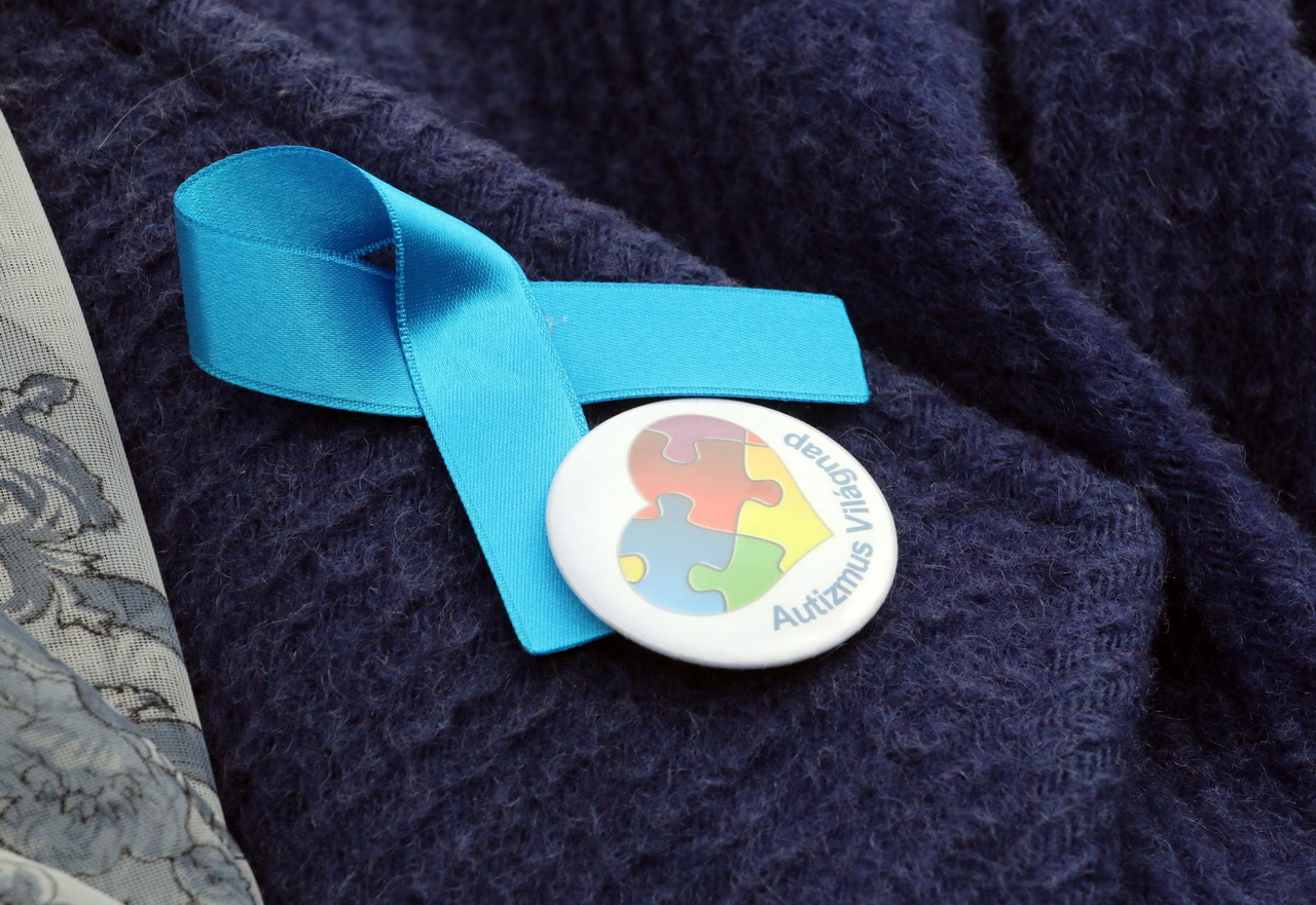 Kékbe borul az ország - ma van az autizmus világnapja