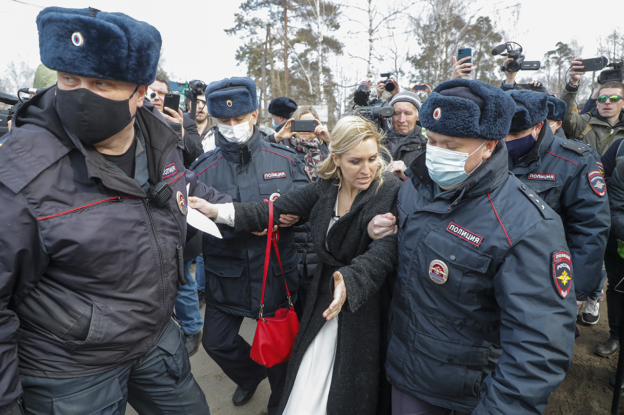 Tüntetők követeltek orvosi ellátást Navalnijnak, őrizetbe vették őket