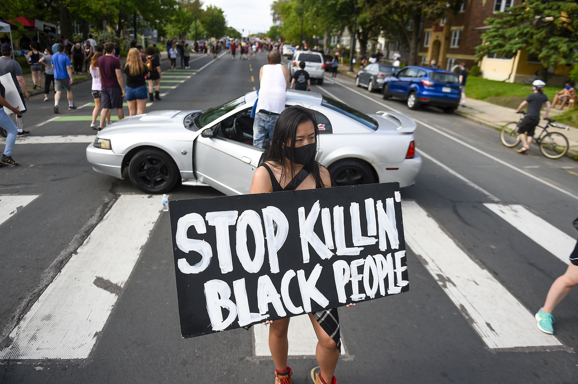 Megöltek egy fekete bőrű fiatalt a rendőrök Minnesotában, feldühödött tömeg vonult a rendőrség elé