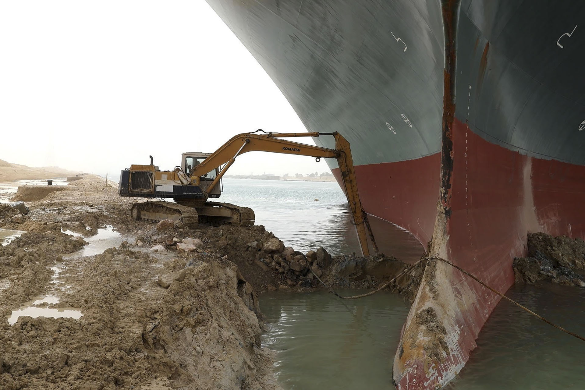 Még mindig nem fizették ki a Szuezi-csatornában ragadt hajónál dolgozó markolót
