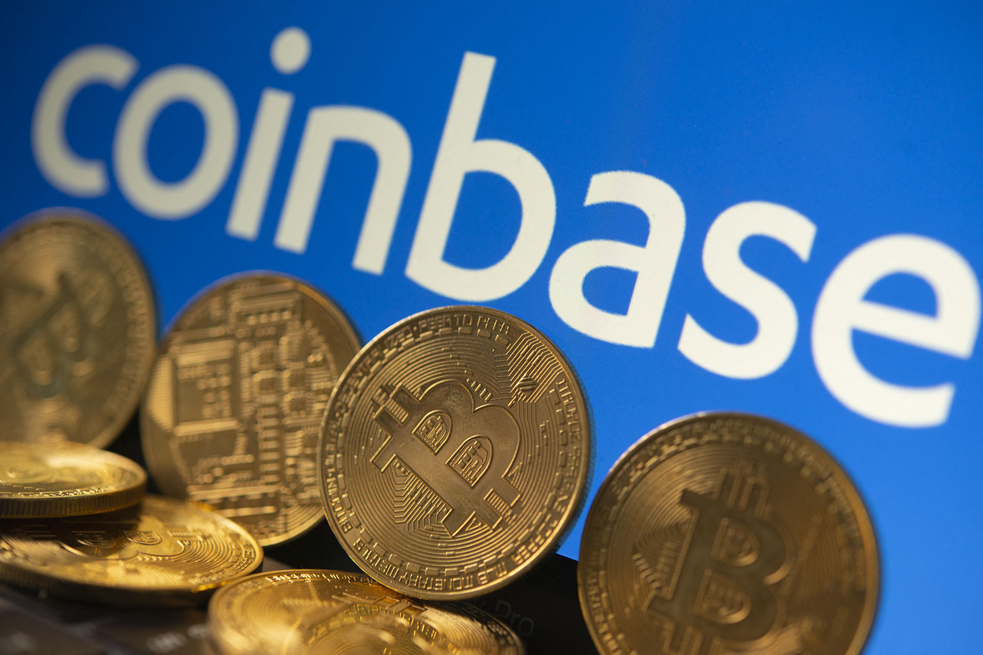 Rekordárfolyamon a bitcoin a Coinbase tőzsdei debütálása előtt