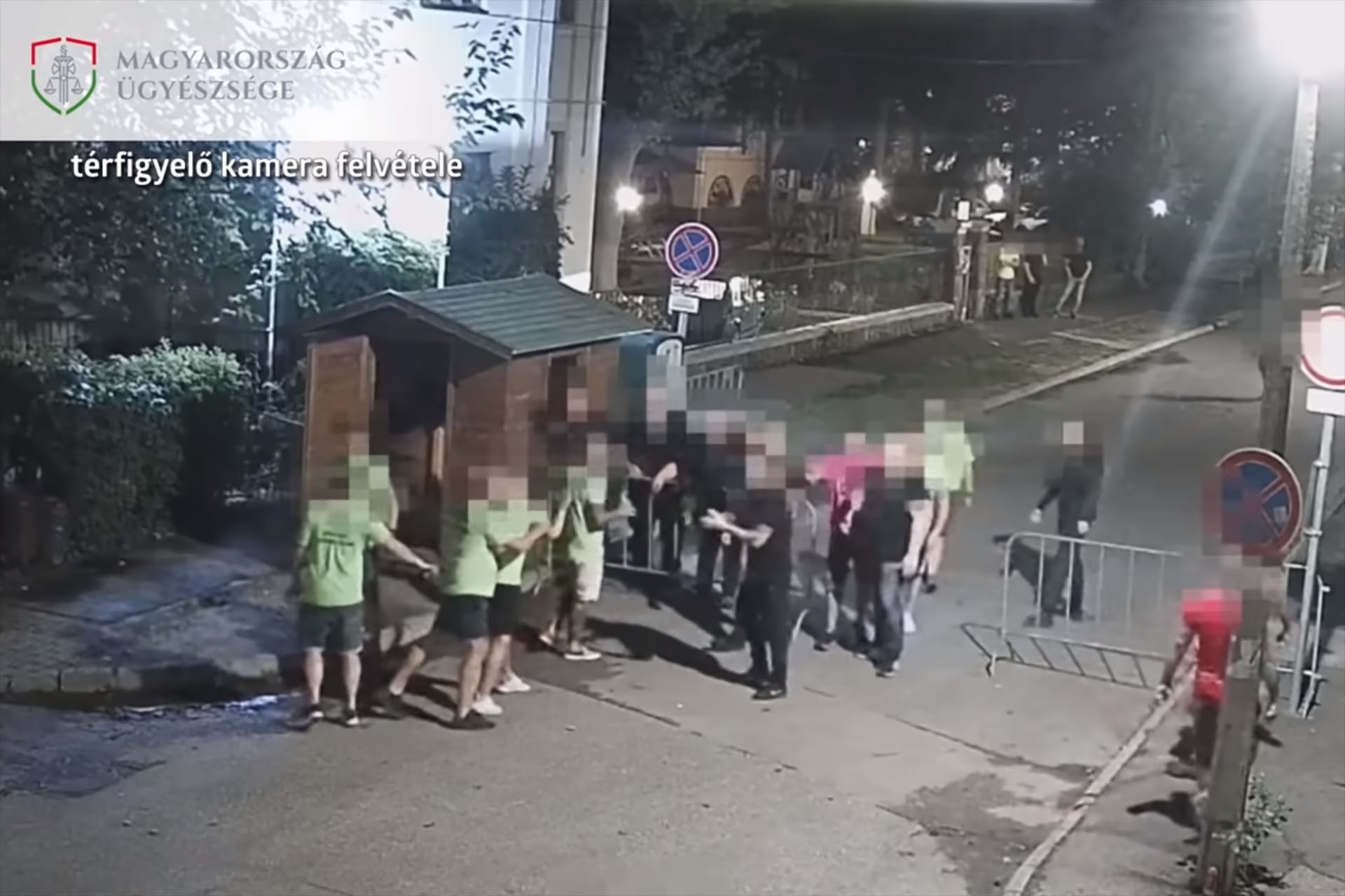 Videón, ahogy a biztonsági őrök vertek meg egy férfit a siófoki Petőfi sétányon