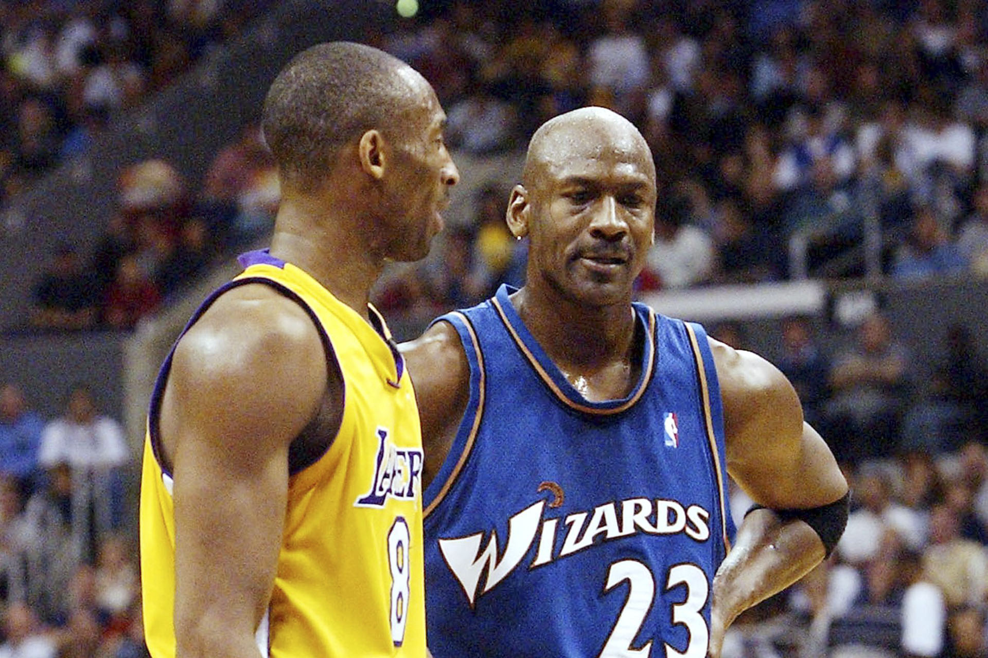 Michael Jordan avatja Kobe Bryantet a Hírességek Csarnokának tagjává