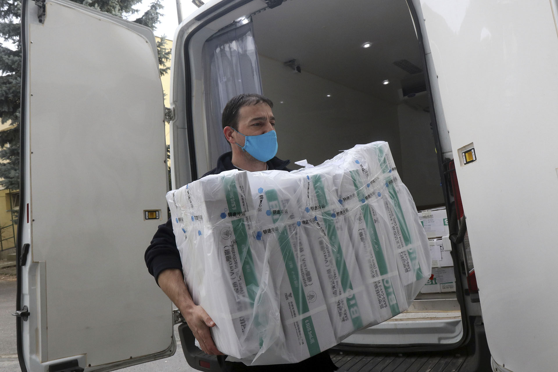 Menczer: Több mint 4,5 millió adag vakcina érkezik a következő hetekben Kínából és Oroszországból