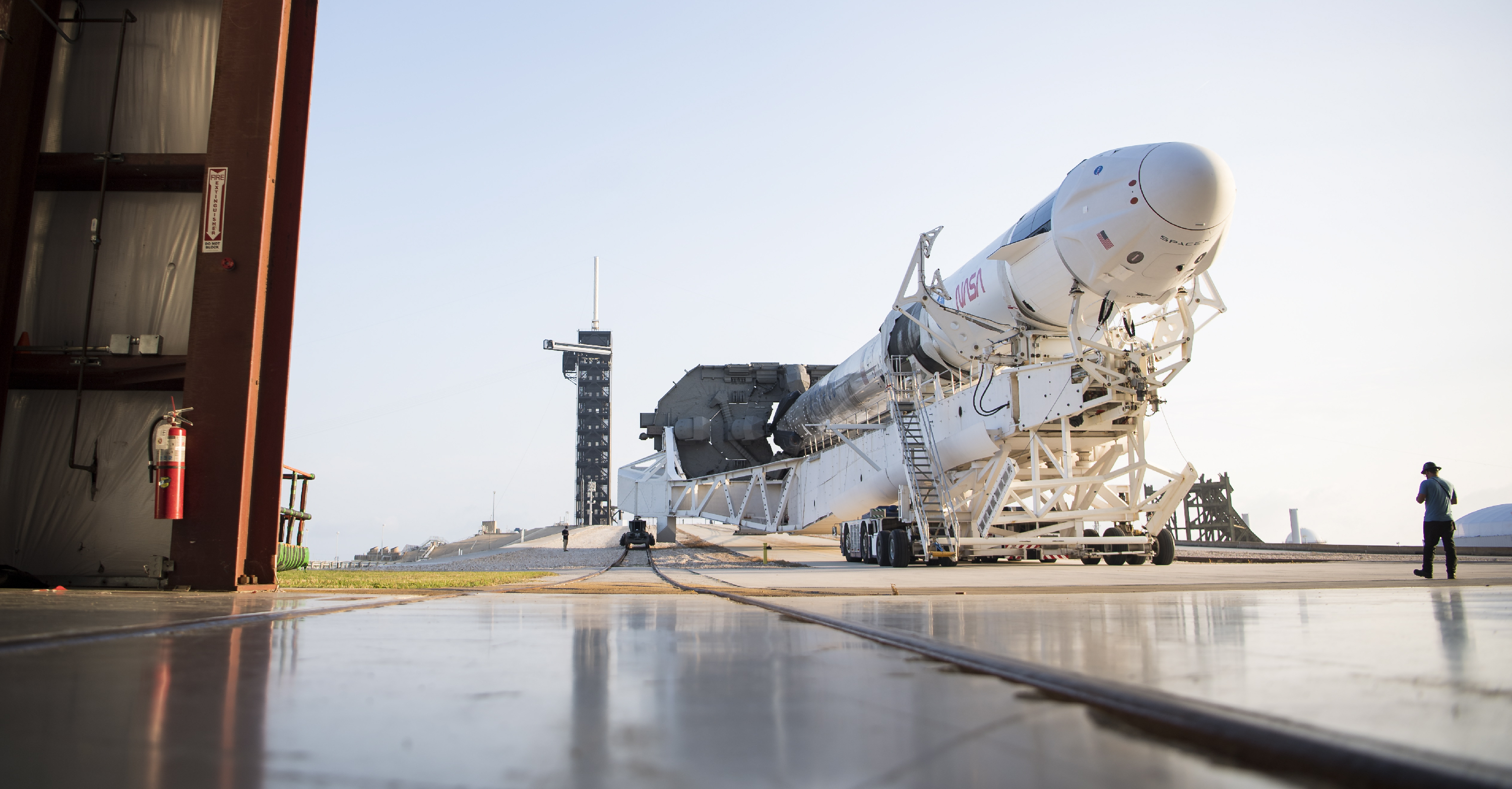 Elon Musk űrkutató cégét bízta meg a NASA a következő Holdra szállás előkészítésével