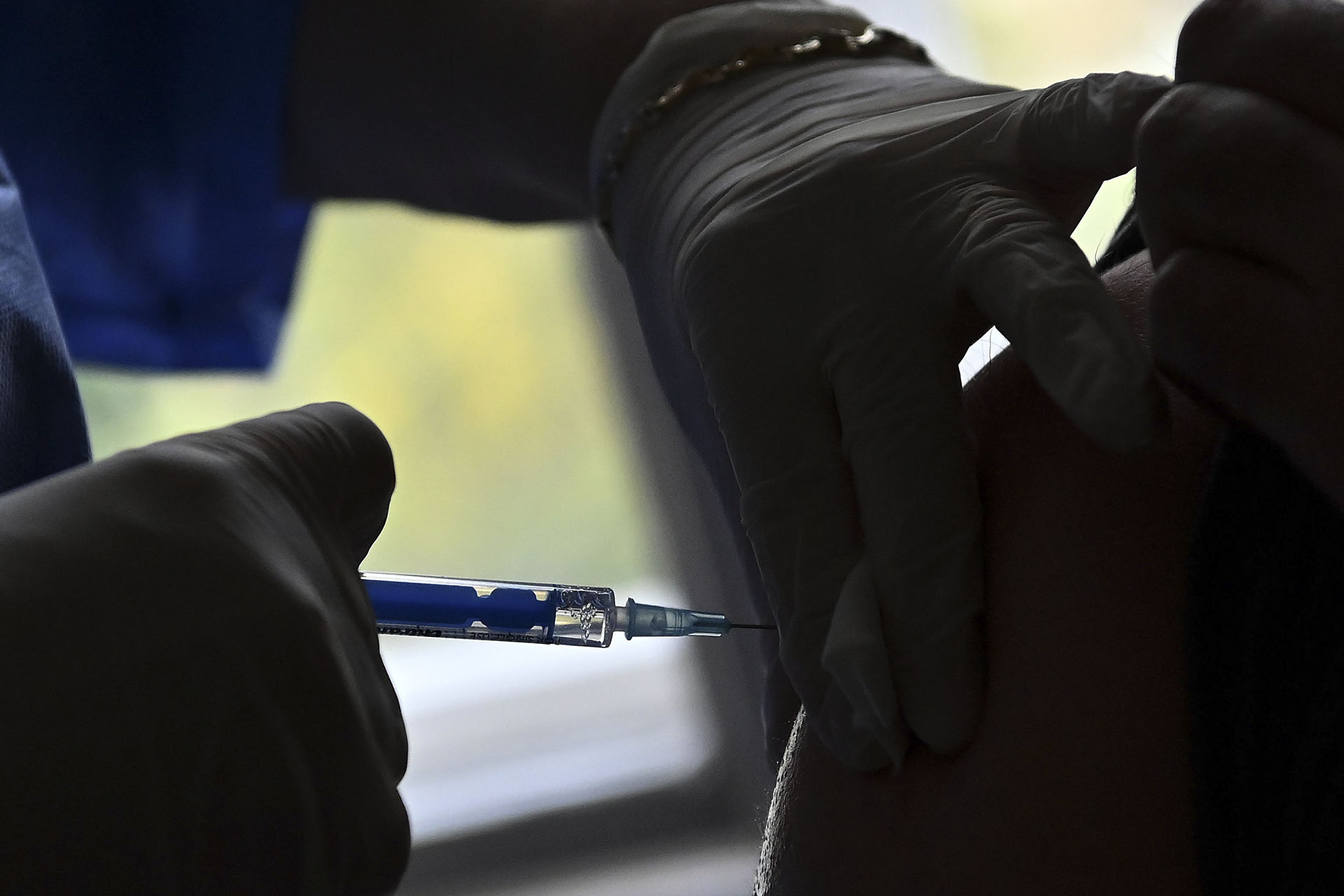 Meghalt egy 20 éves lány, Szlovénia felfüggeszti a J&J vakcina használatát
