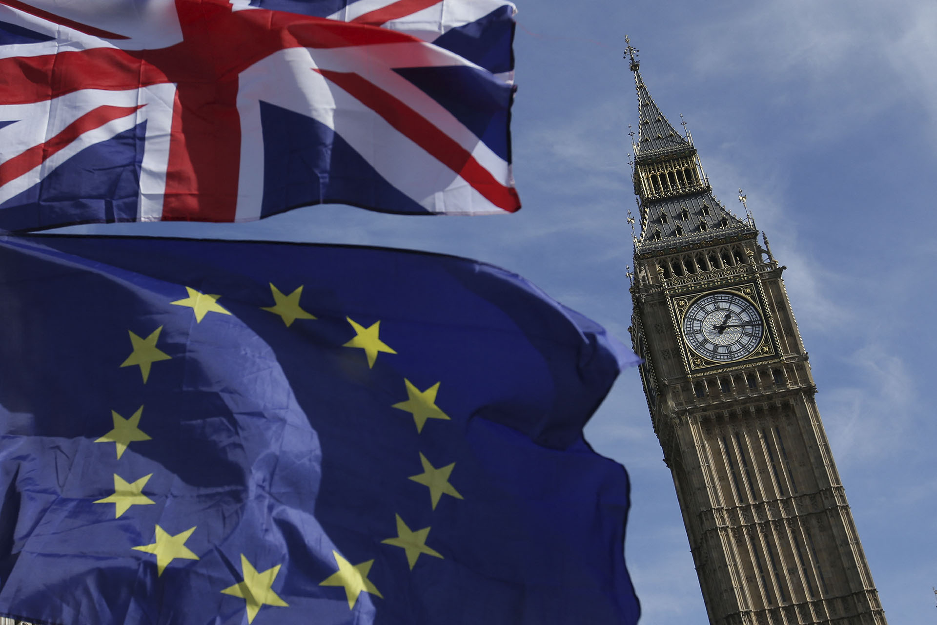 Megoldhatatlan problémákon rágódnak, továbbra is feszült a brit kormány és az EU viszonya