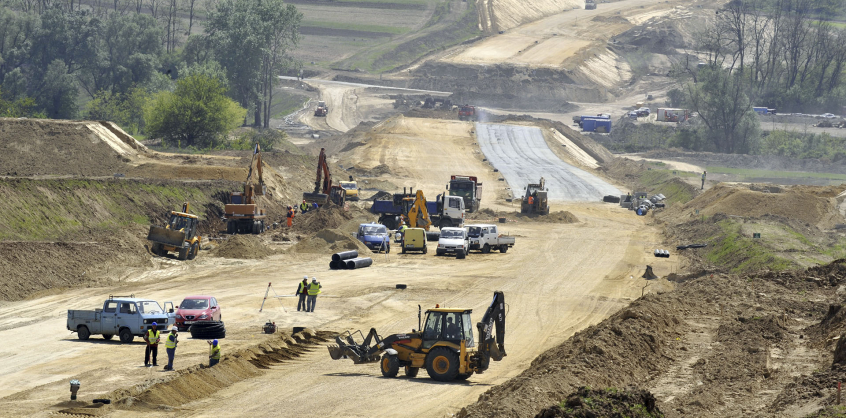 Több mint 30 évet kell még várni az M10-es út és az esztergomi új Duna-híd elkészülésére