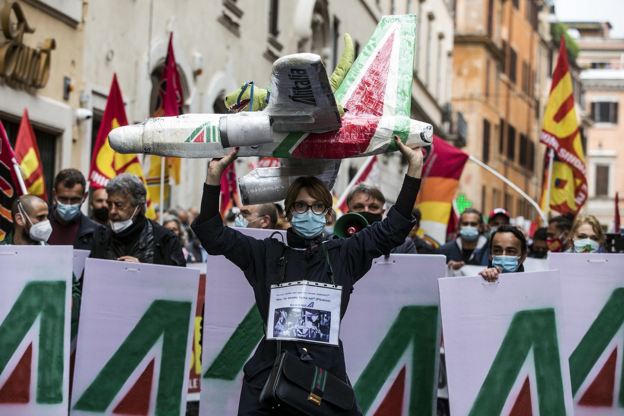 A csődbe ment Alitalia dolgozói és a mozgóárusok is tüntettek Rómában