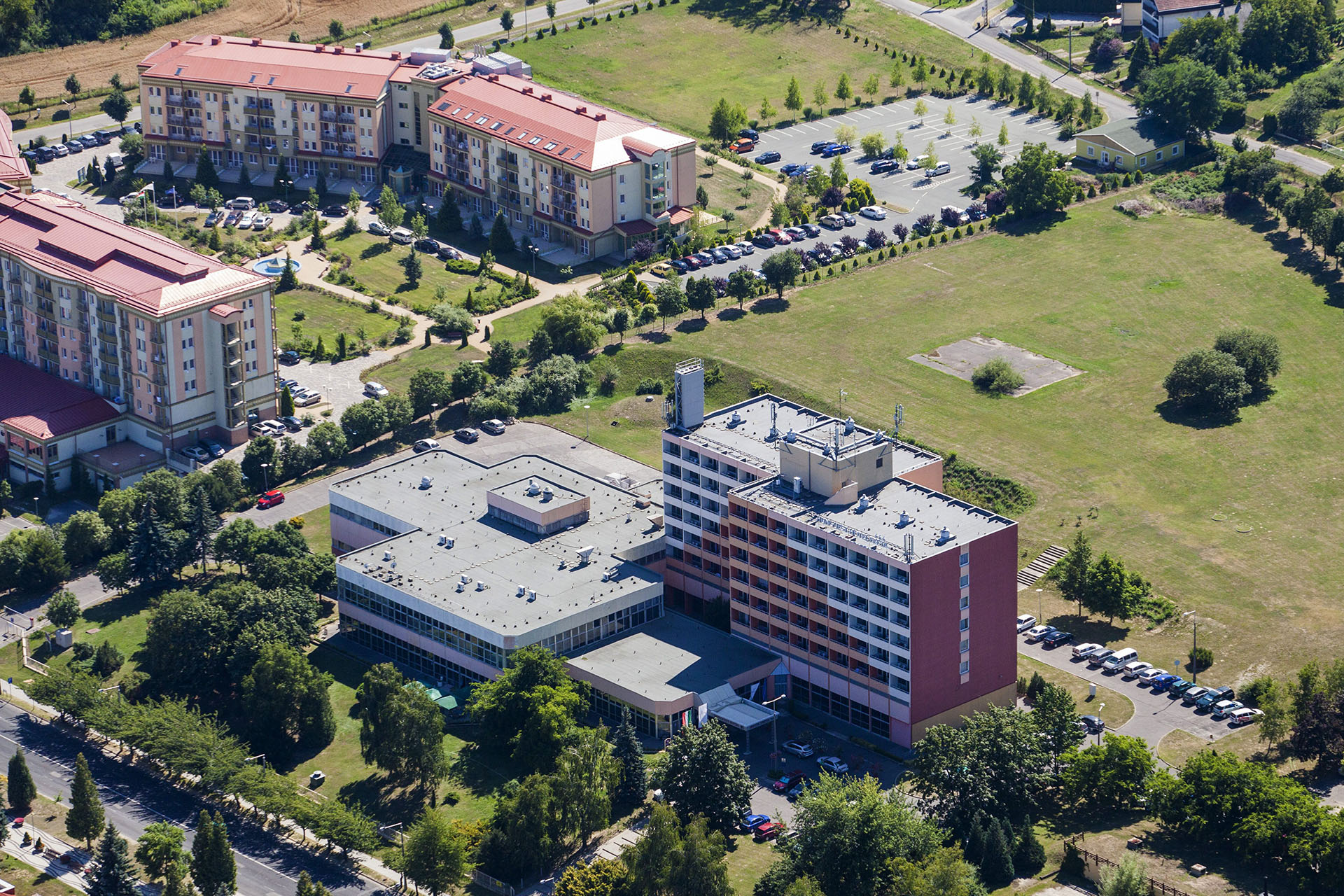 Nyitnak Mészáros Lőrinc szállodái, az egészségügyi dolgozók kedvezményt kapnak