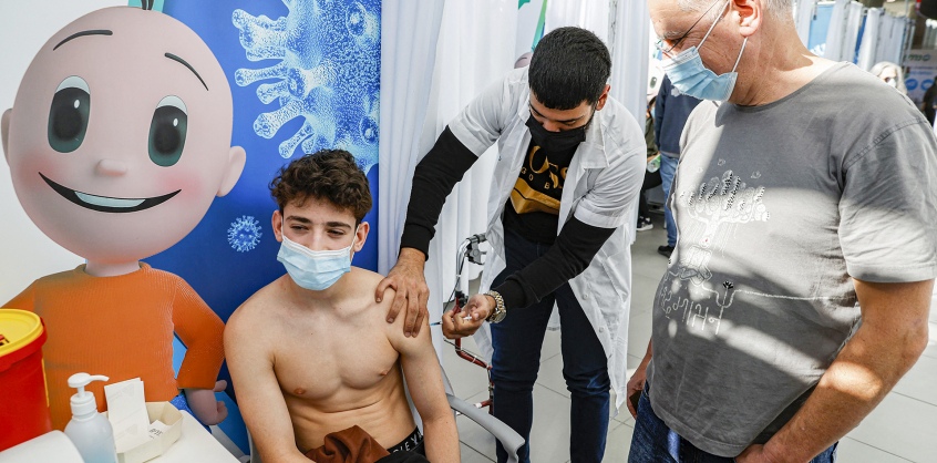 Rohamosan nő a fertőzöttek száma Izraelben, az oltatlan gyerekek a kulcs