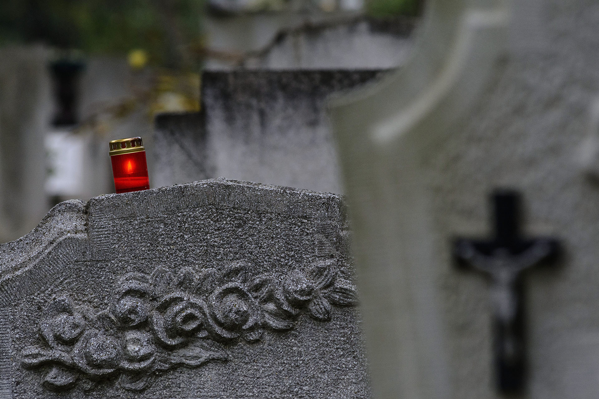 Várólisták vannak a temetőkben is