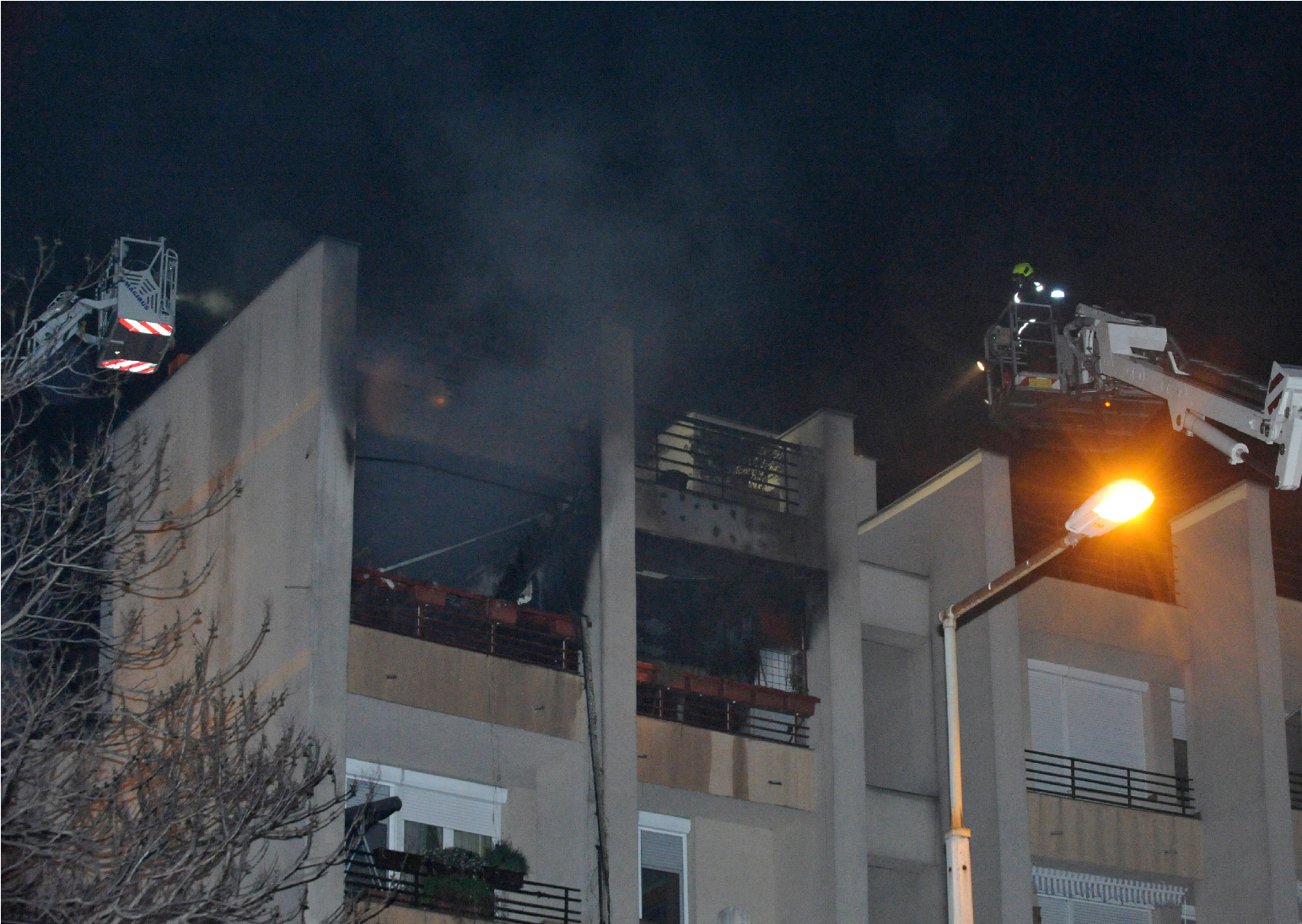 Kiégett egy társasház a X. kerületben, 11 embert kellett kimenteni