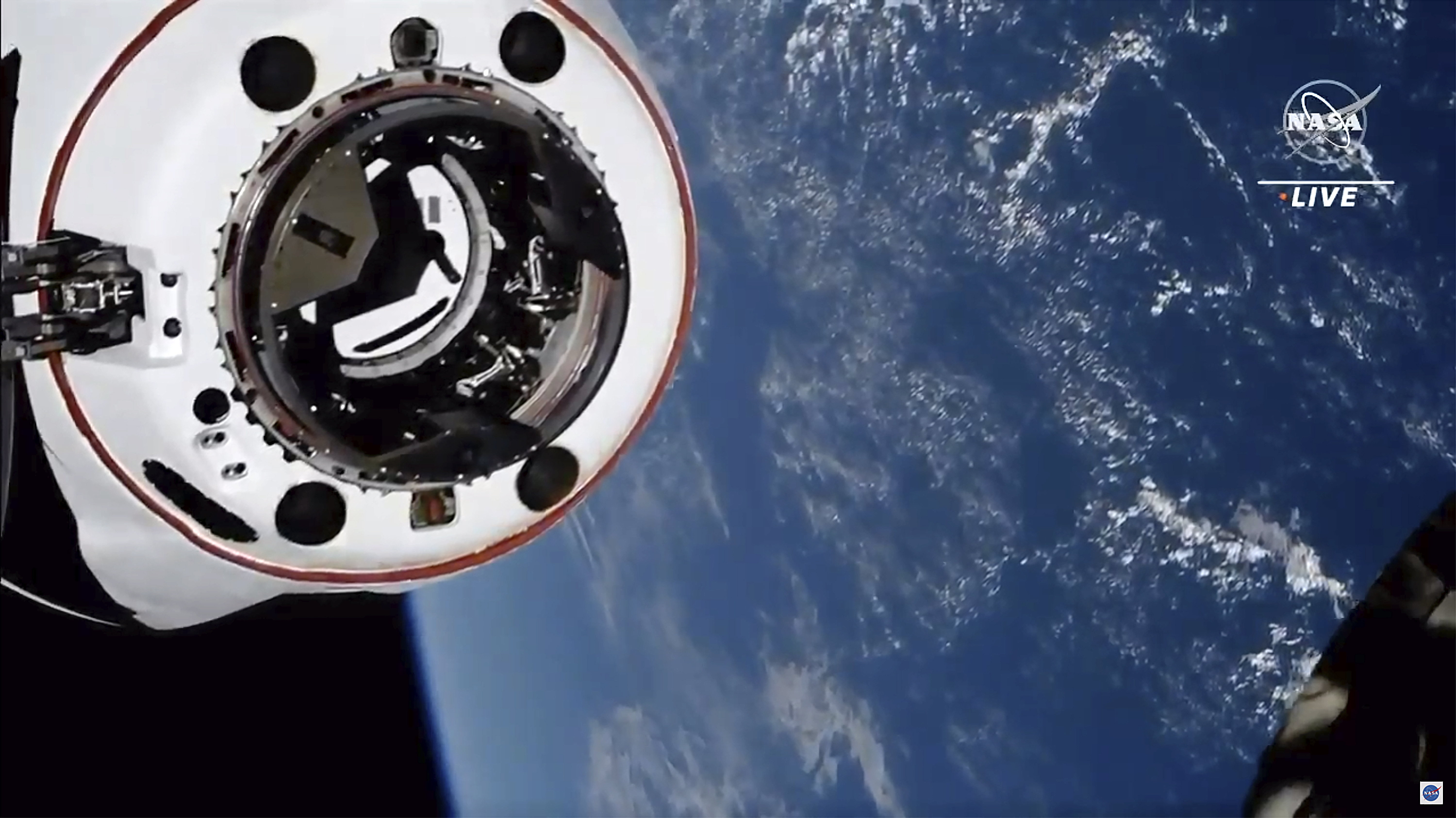 Történelmi pillanat: amatőr űrhajósokkal állt Föld körüli pályára a SpaceX űrhajója