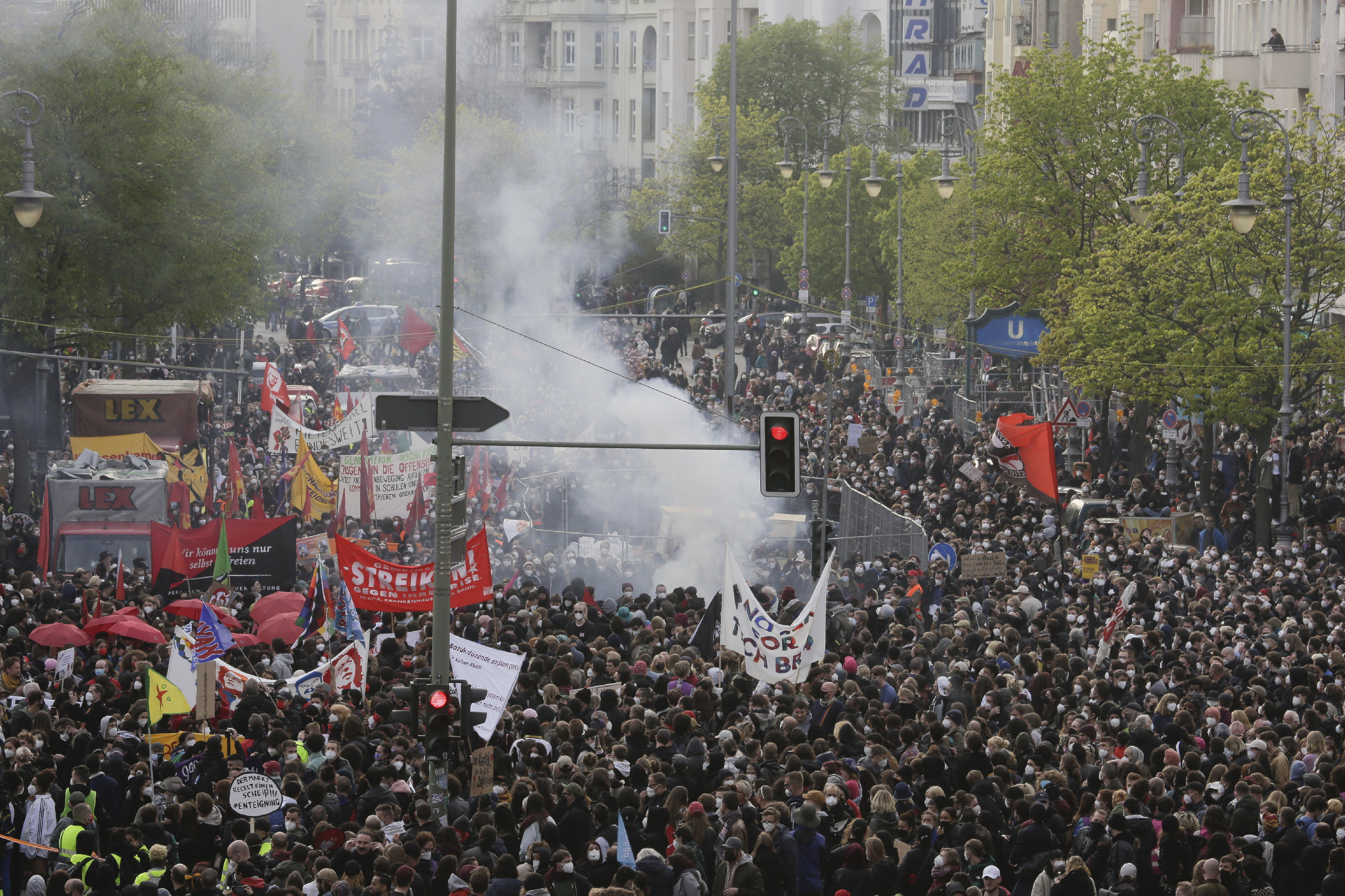 Összecsapásokkal és gyújtogatással végződtek a május 1-i tüntetések Berlinben