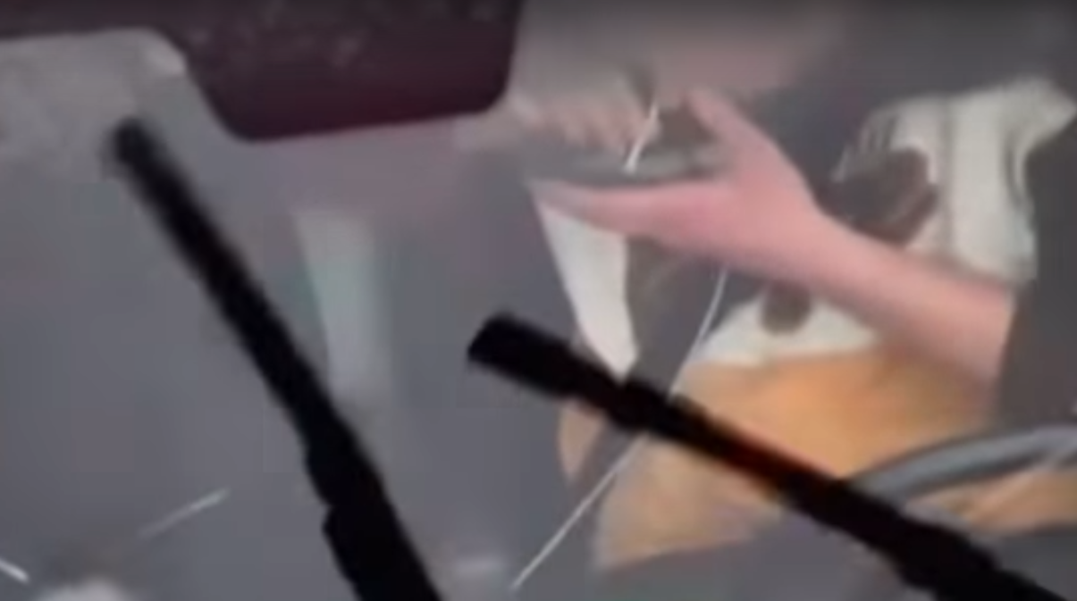 Félreállt az autópályán, és pont egy kamera előtt szívott fel egy csíkot a sofőr – videó