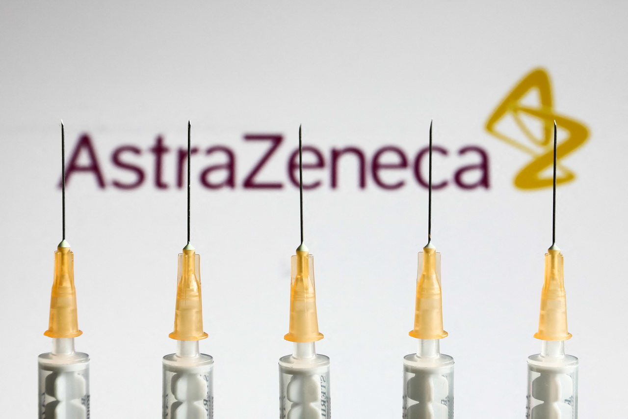 Az első klinikai vizsgálatok szerint elég sokáig óvnak az AstraZeneca vakcinái