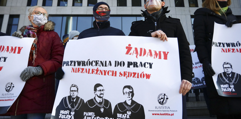 A lengyel bírákra vonatkozó fegyelmi szabályozás ellentétes az uniós joggal