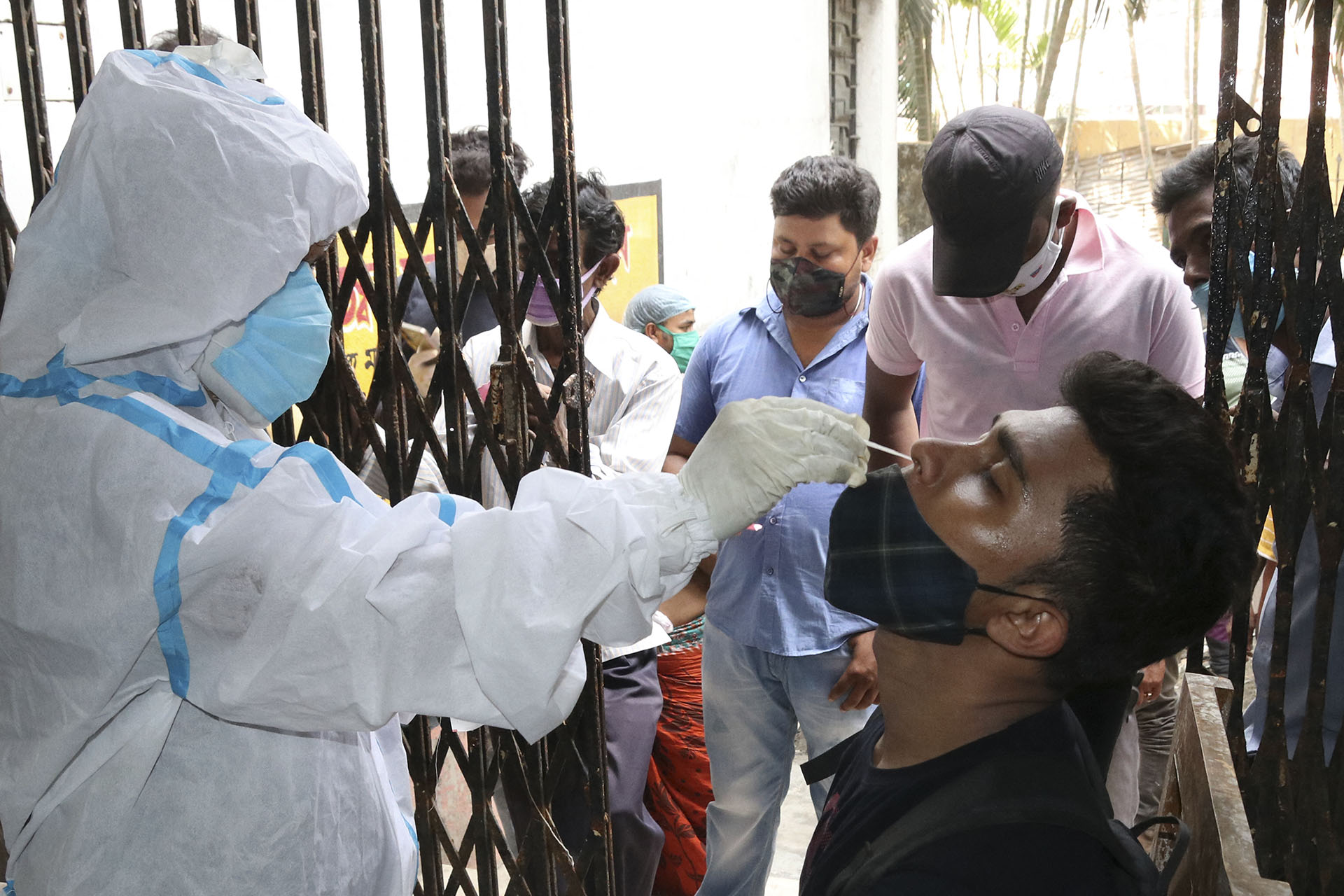 Indiában csökkent az új fertőzések és halálesetek száma
