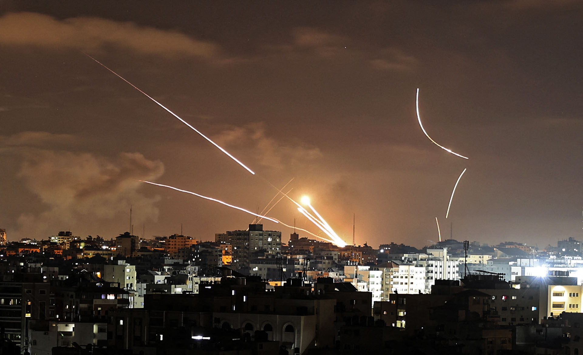 Izrael légicsapásokkal válaszolt a Hamász gyújtóléggömbjeire
