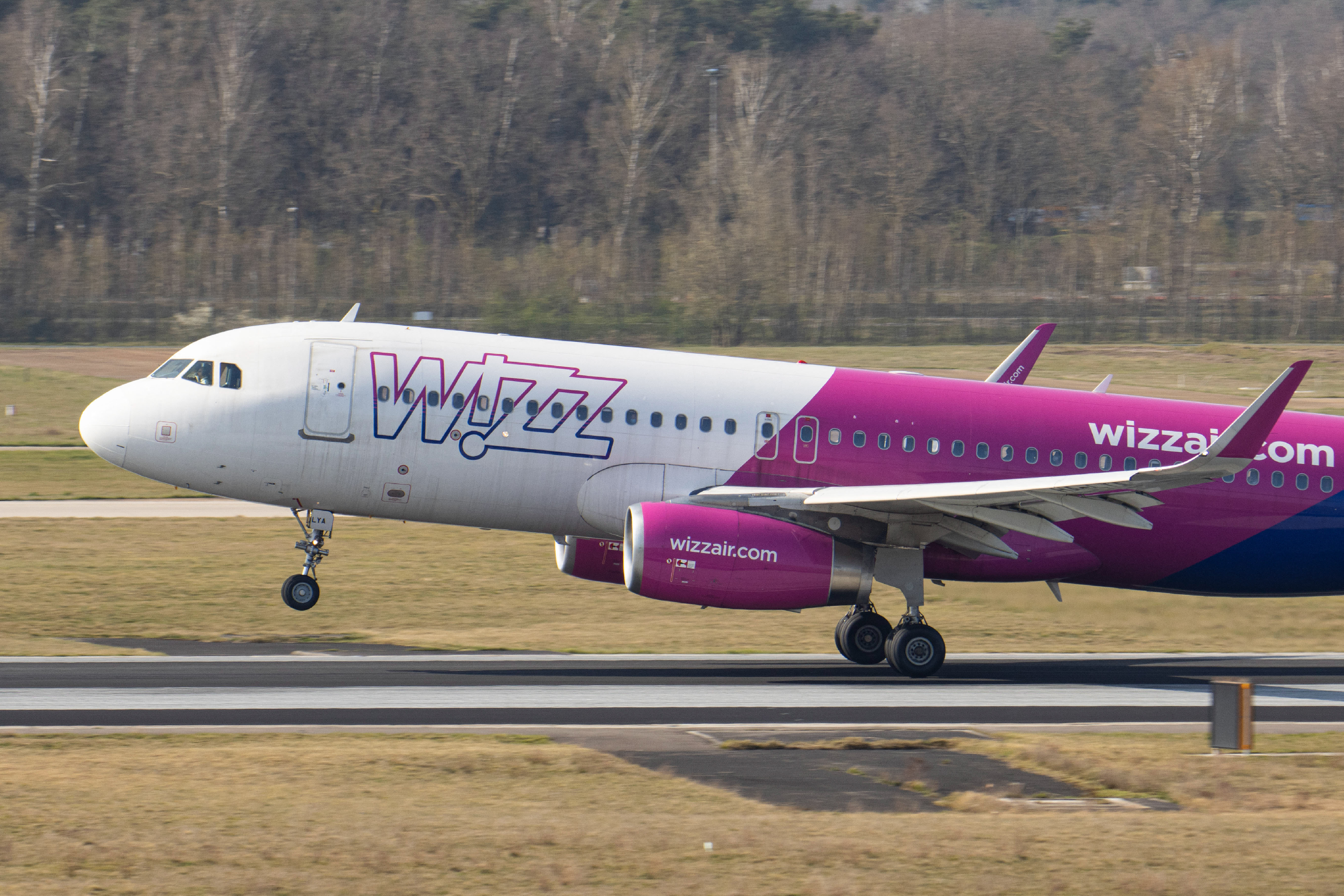 A Wizz Air egyik alfahím utasa szó szerint körbevizelte a területét a repülőgépen 