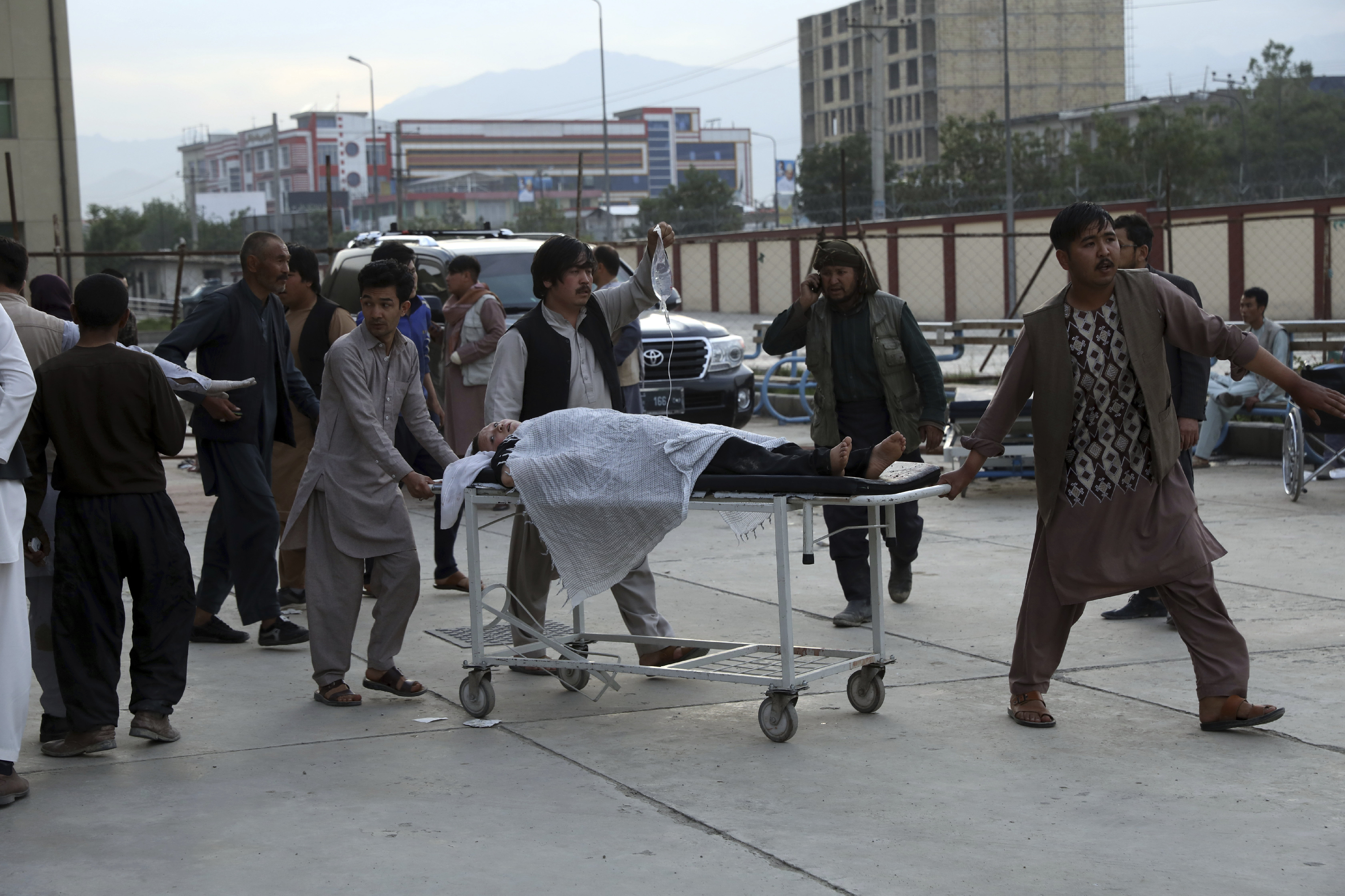 Pokolgépek robbantak a tűzszünet első napján Afganisztánban
