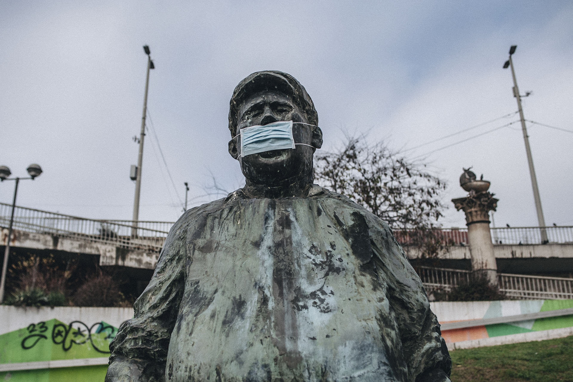 Elkezdtek maszkot hordani a járványtagadók, hogy az oltottaktól védjék magukat