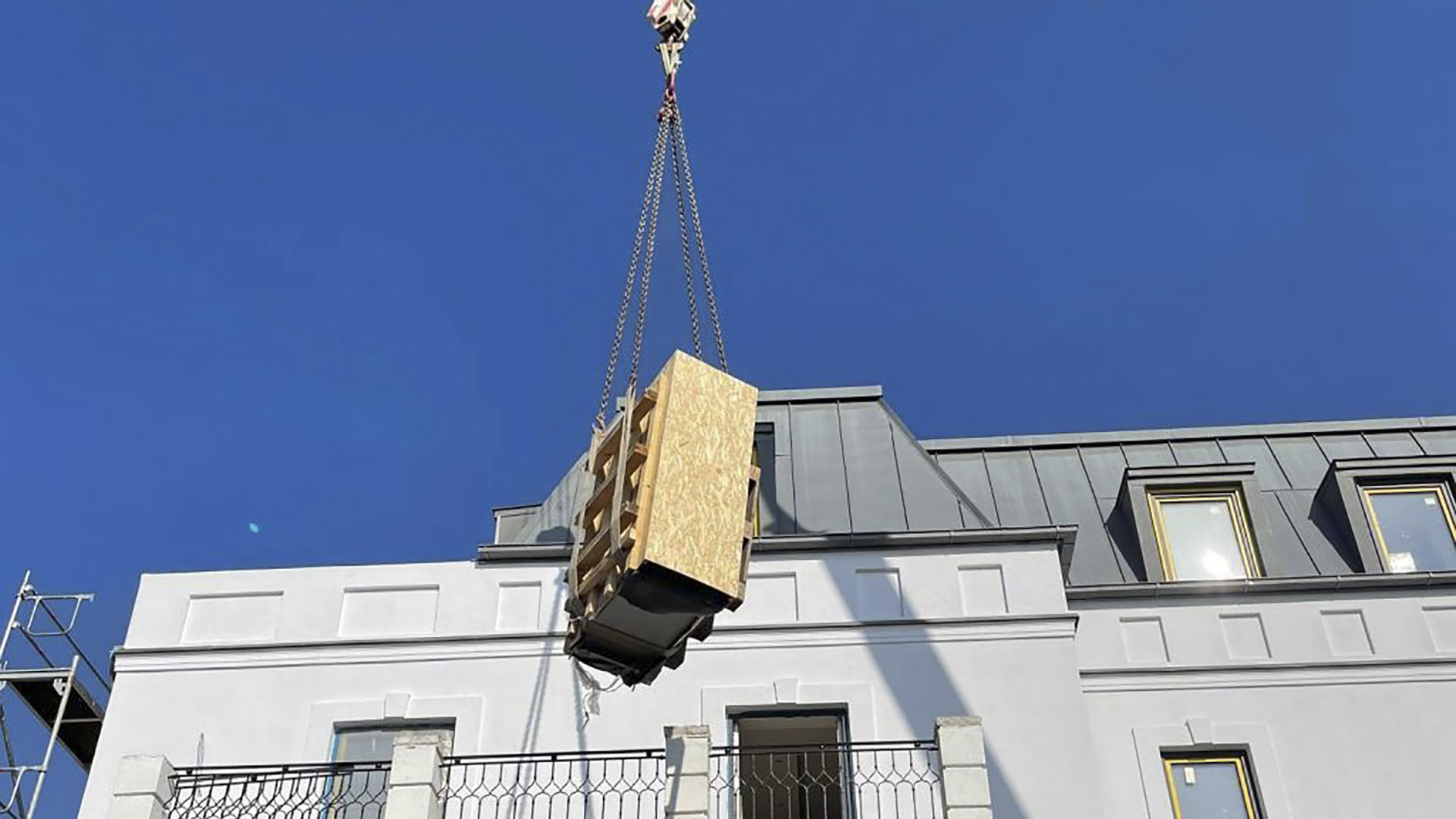 Nyolcszáz kilós trezort emeltek be daruval Mészáros Lőrinczék házába
