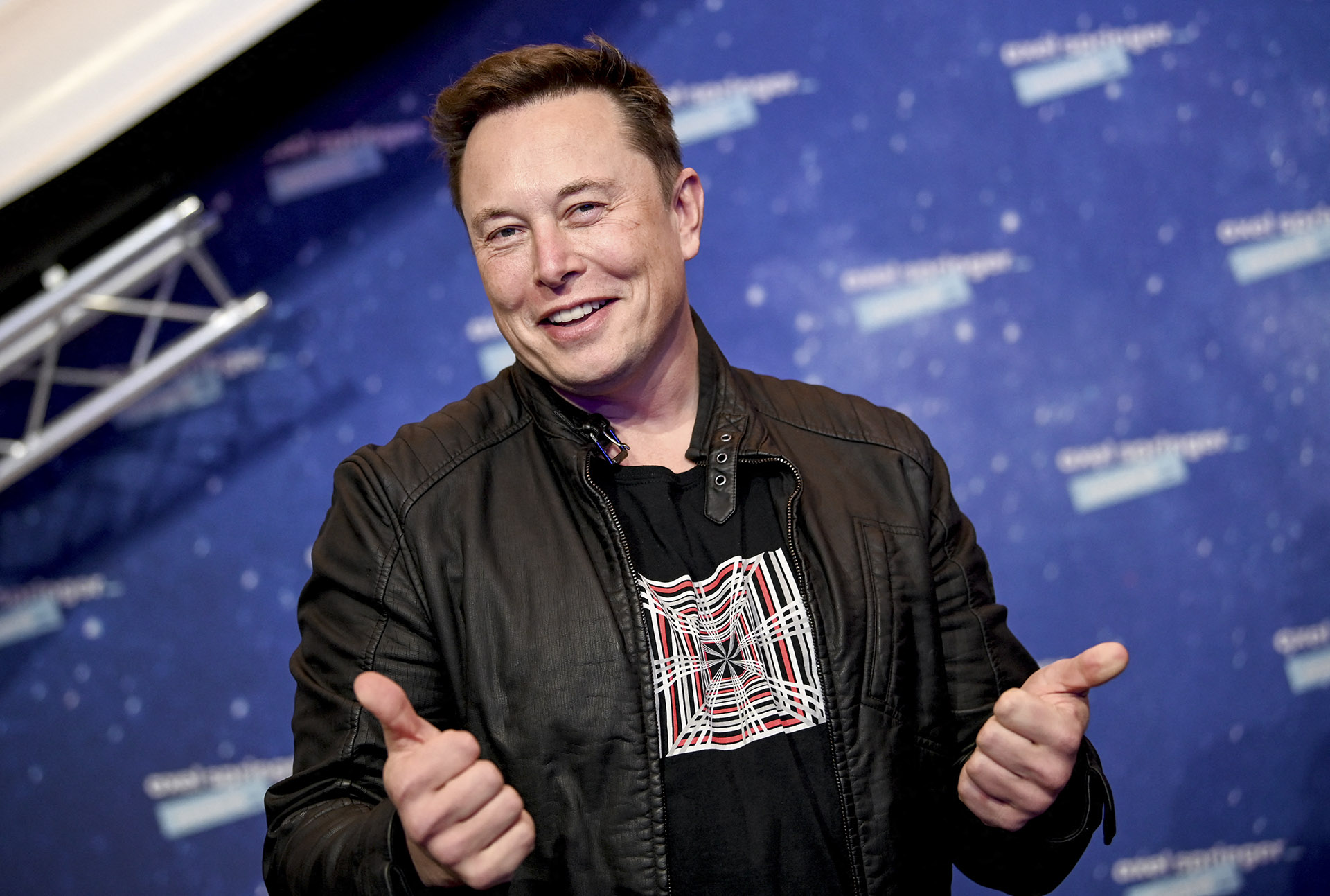 Elon Musk a saját tweetjei miatt került zuhanórepülésbe