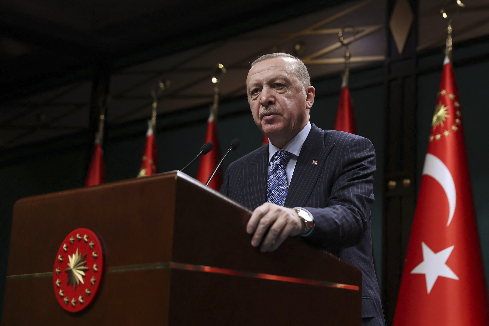 Erdoğan továbbra is vétóz, fokozza a feszültséget