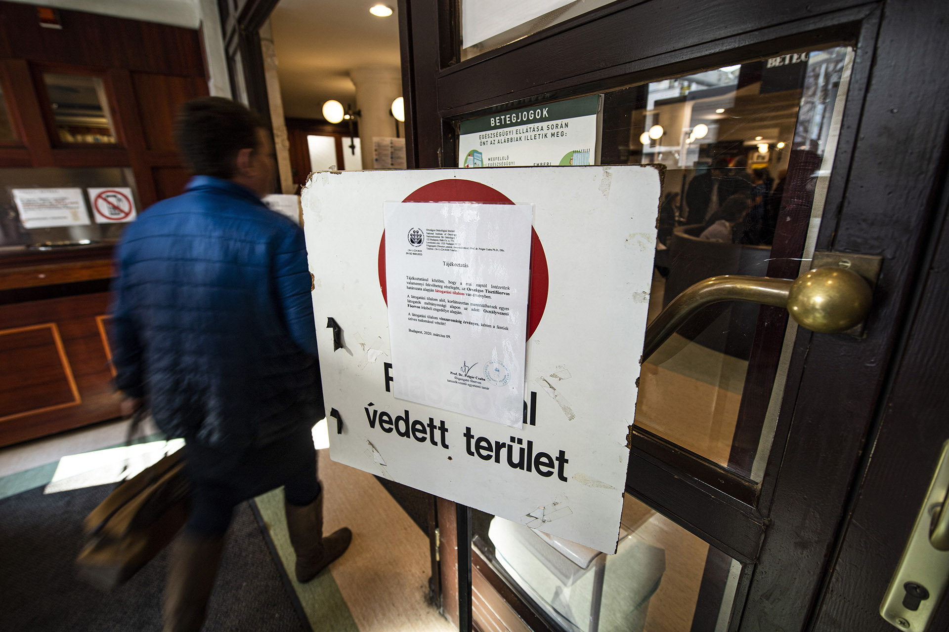 Hétfőtől feloldják a kórházi látogatási tilalmat