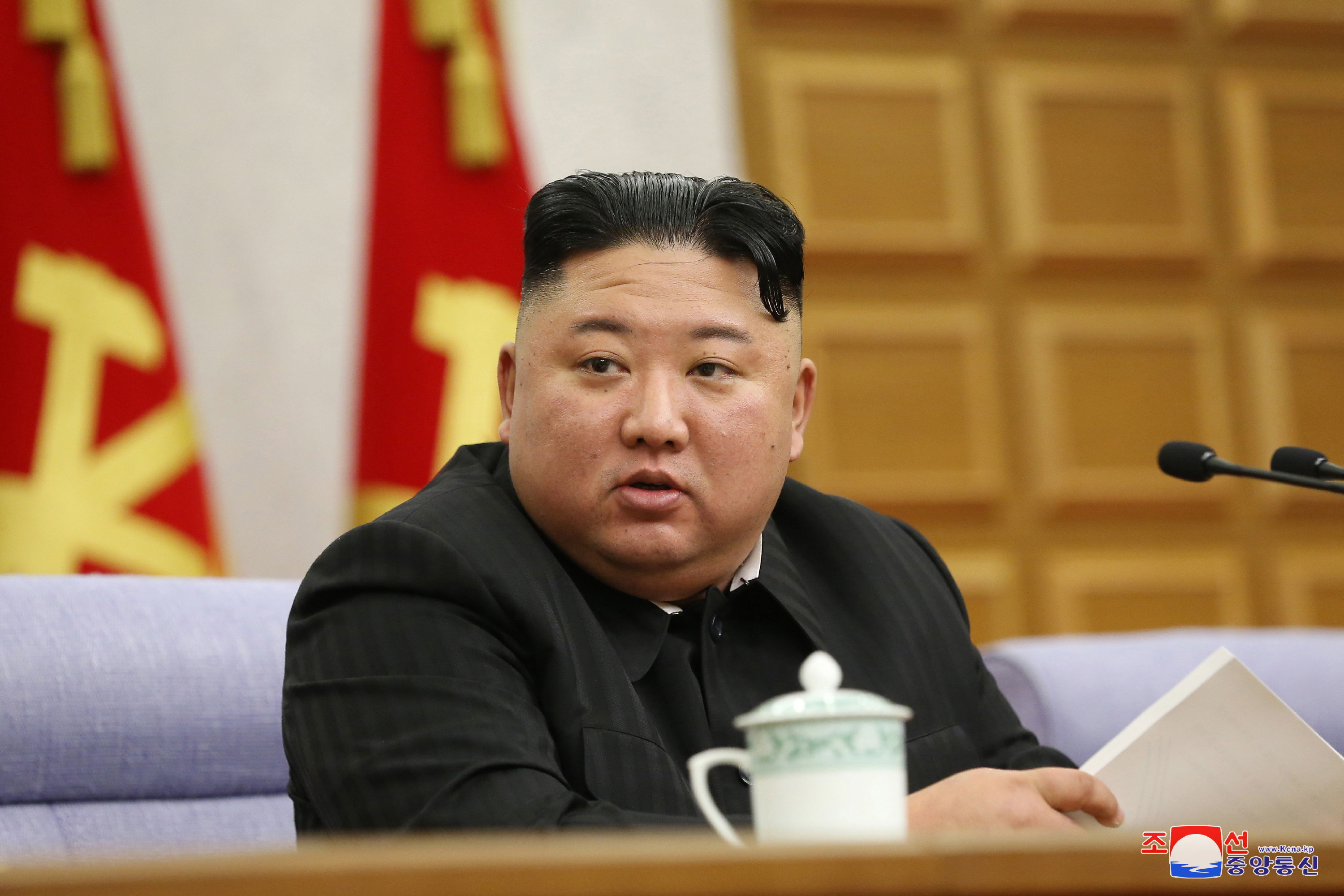 Kim Dzsongun betiltotta a hajfestést és a szűk farmert Észak-Koreában