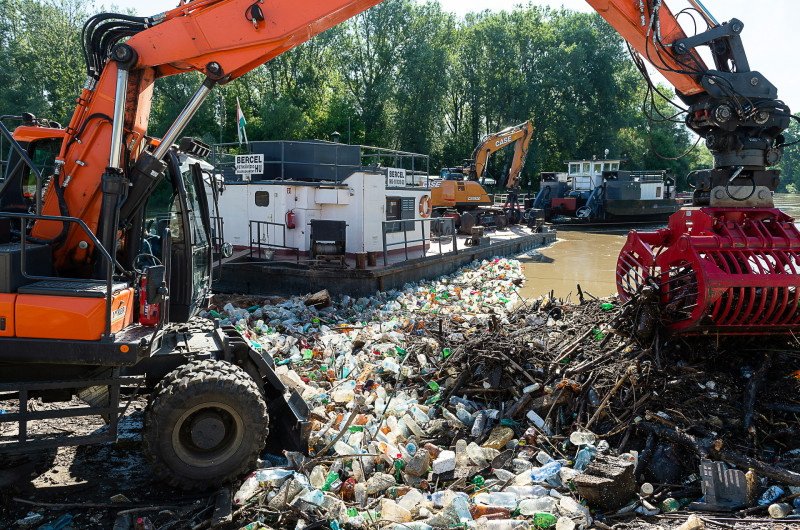 Eltávolítják az árhullámmal érkező hulladékot a Szamos v