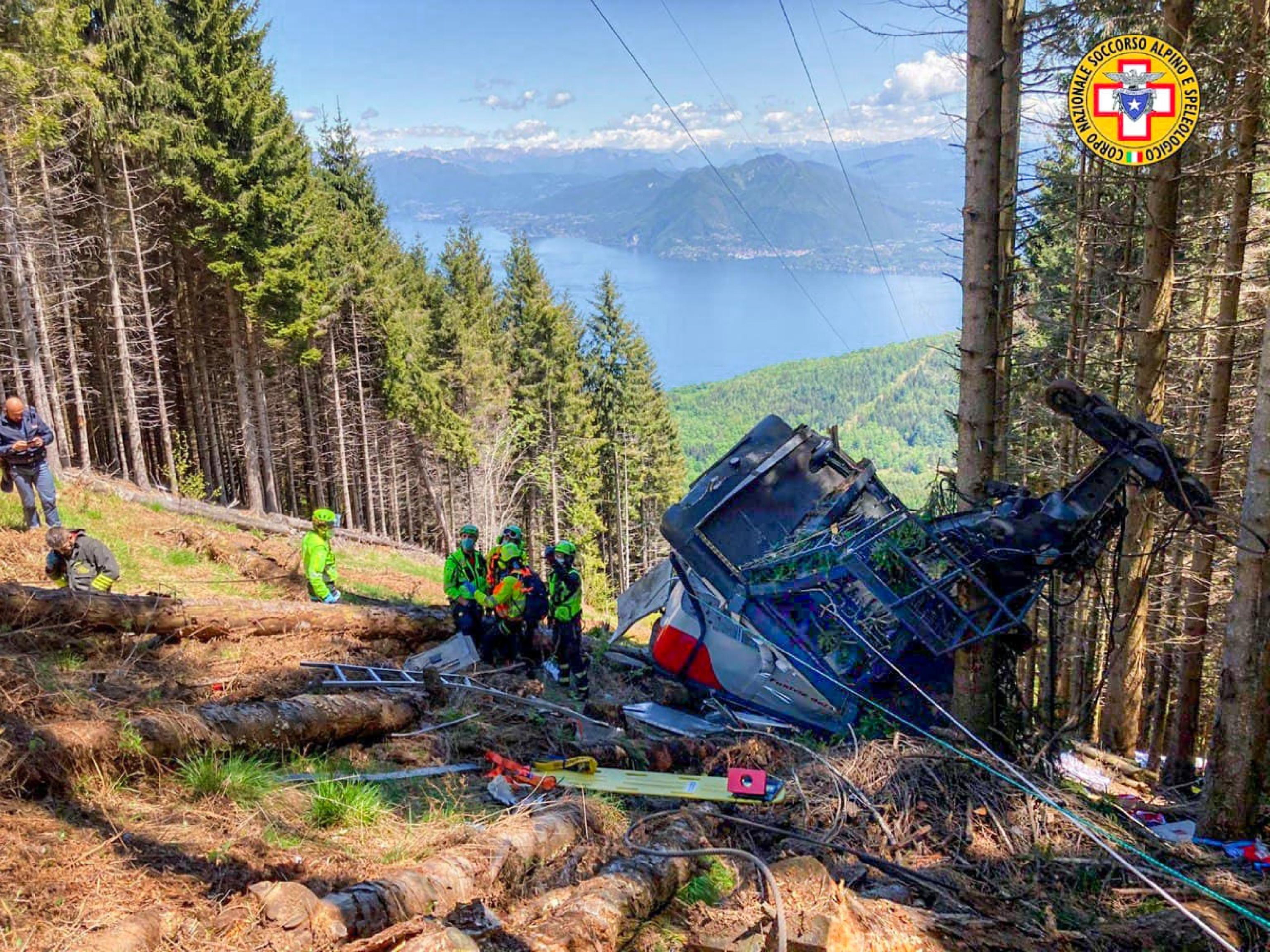 Legalább kilencen meghaltak, amikor egy hegyi felvonó kabinja lezuhant Olaszországban