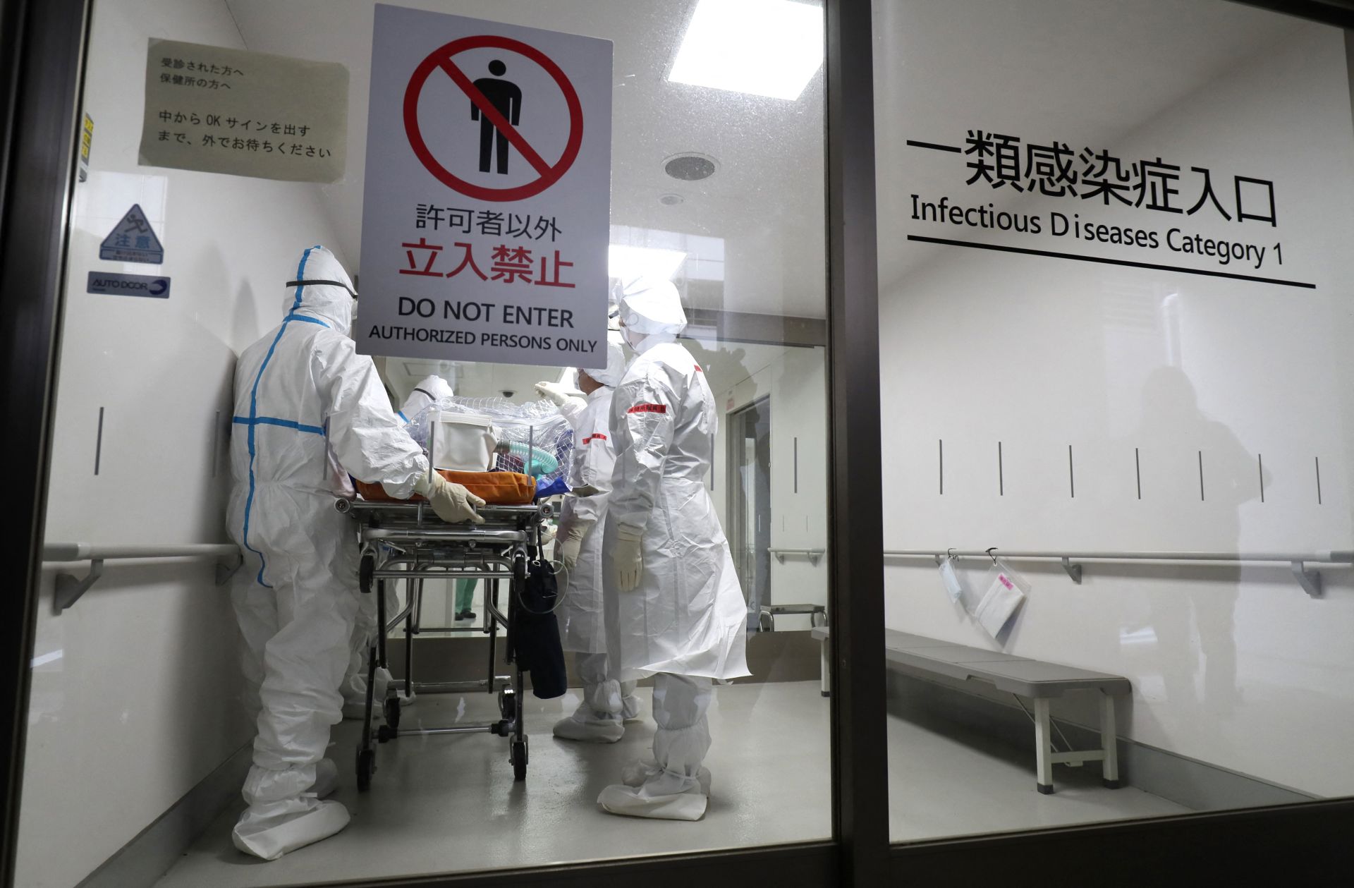 Cáfolja Kína, hogy még a járvány előtt koronavírusos lett volna két laboratóriumi dolgozó