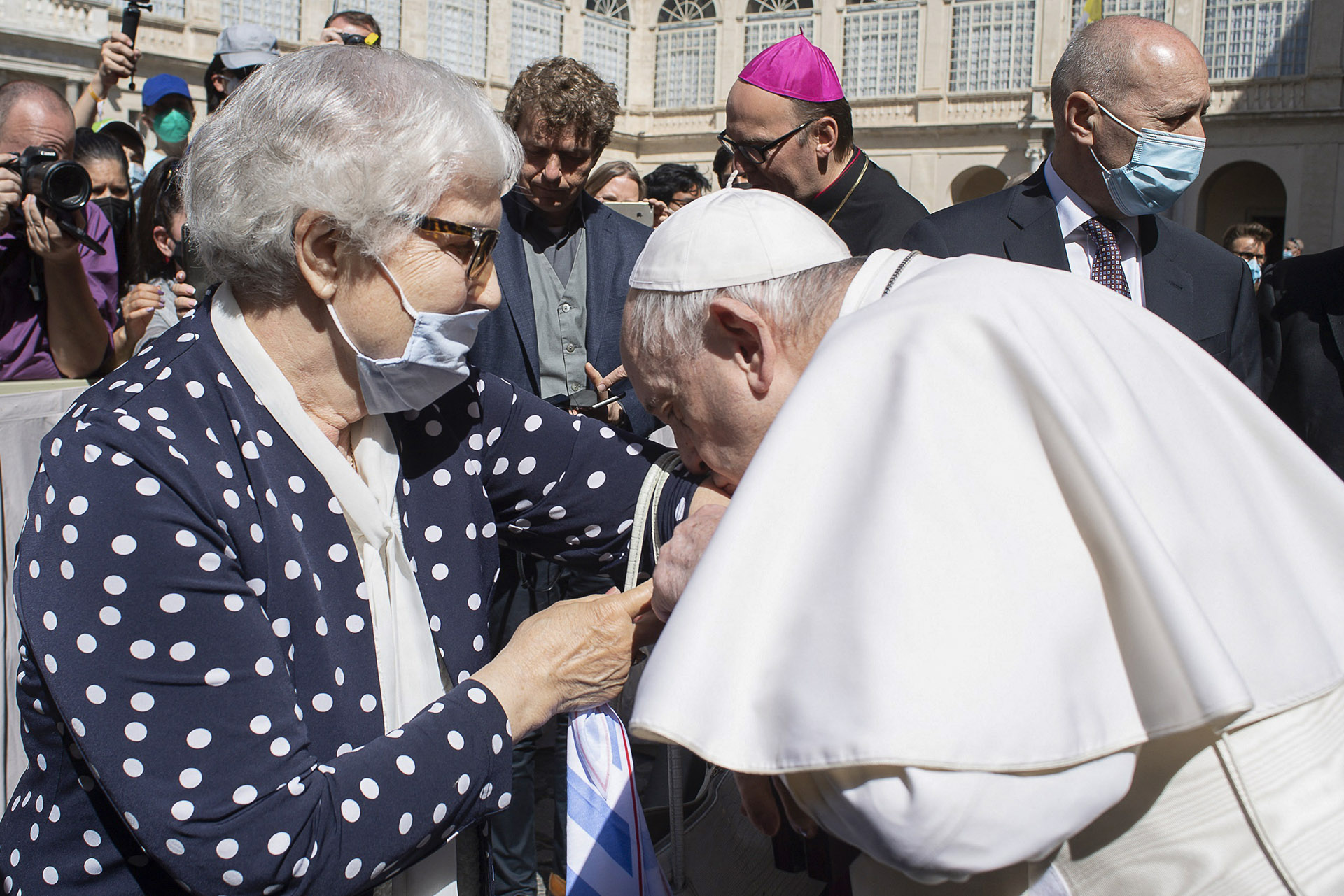 A pápa megcsókolta a tetovált rabszámot egy holokauszttúlélő karján