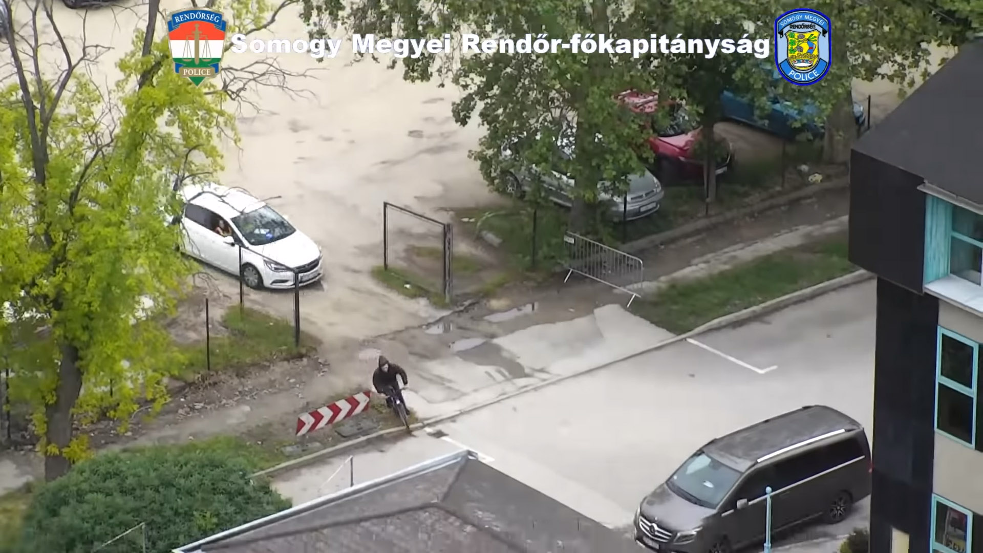 Kerékpárral menekült a rendőrök elől, közben át is öltözött – videó