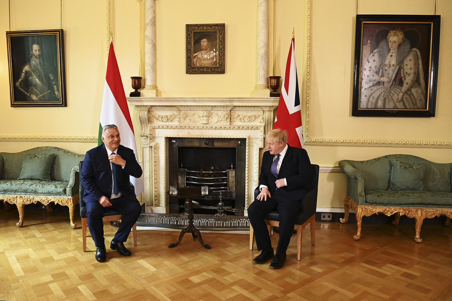 'Miniszterelnök úr, mi dolga van Britanniának Putyin barátjával?' – videón Orbán és Boris Johnson találkozása