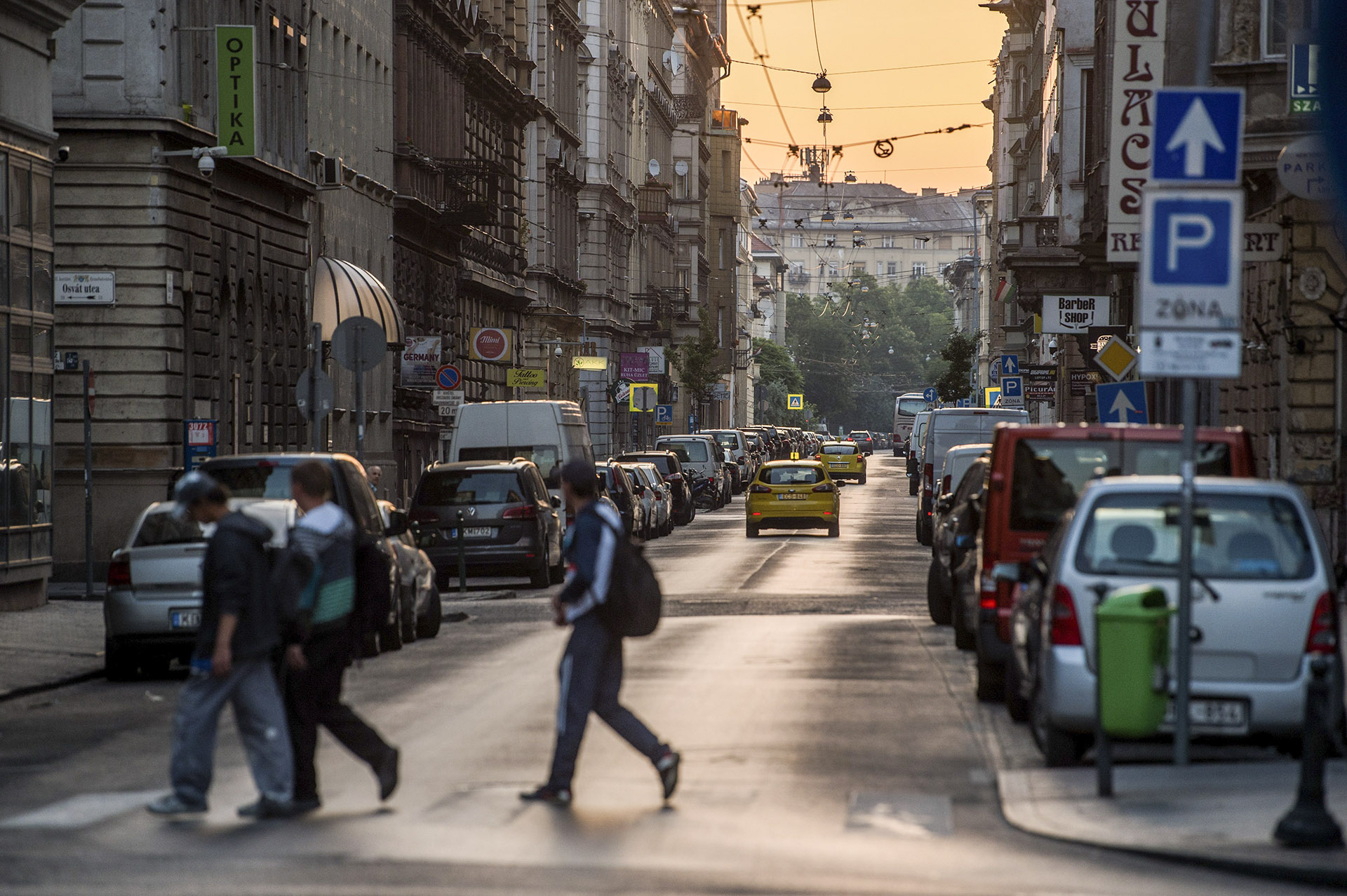 Majdnem felére szűkítenék a járdát a Dohány utcában