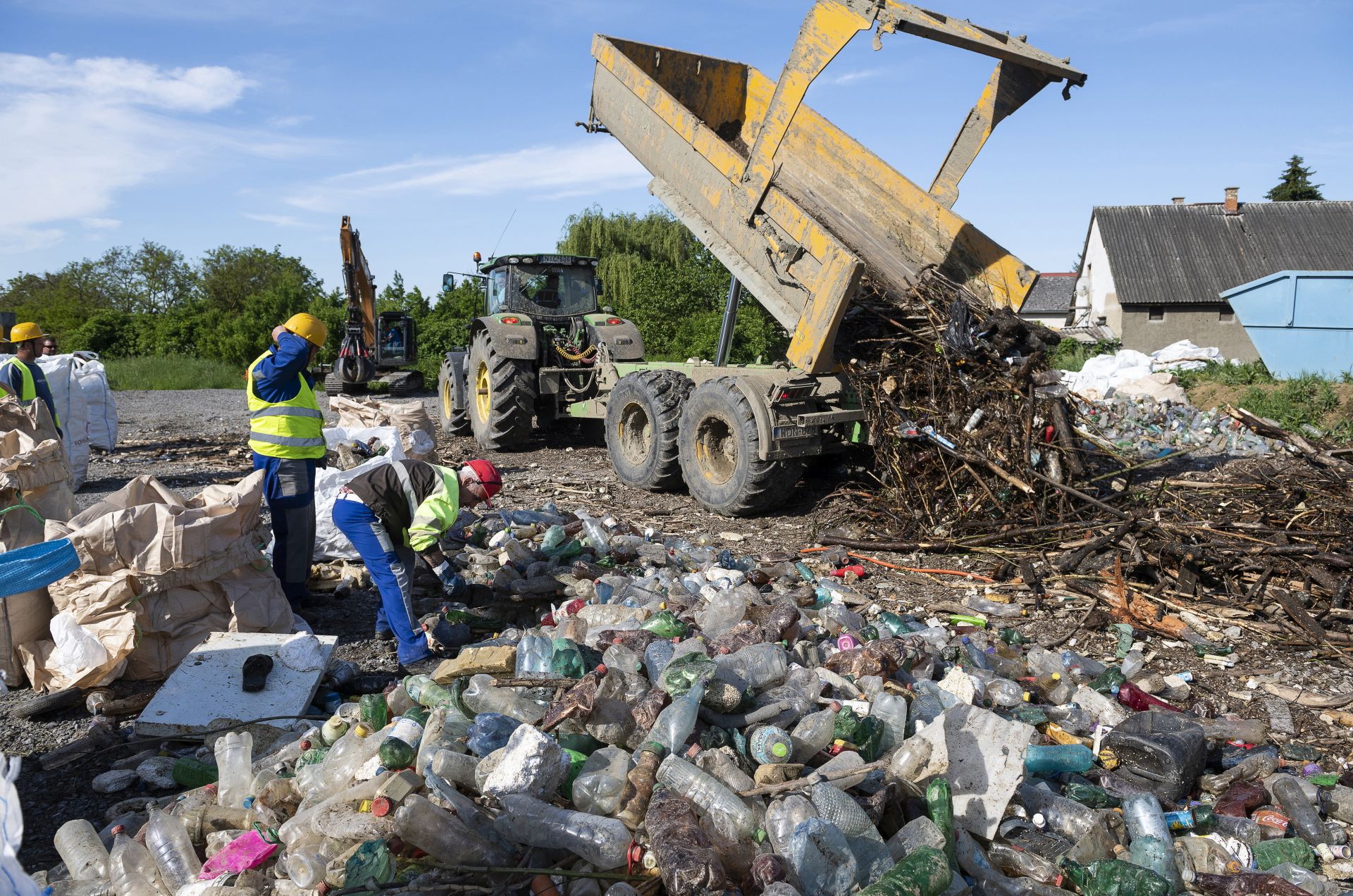 Pár nap alatt 257 köbméter hulladékot szedtek ki a Szamosból