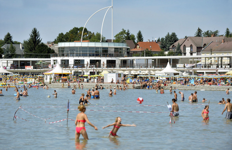 Velencei-tó – Felfüggesztették három fürdőhely működte